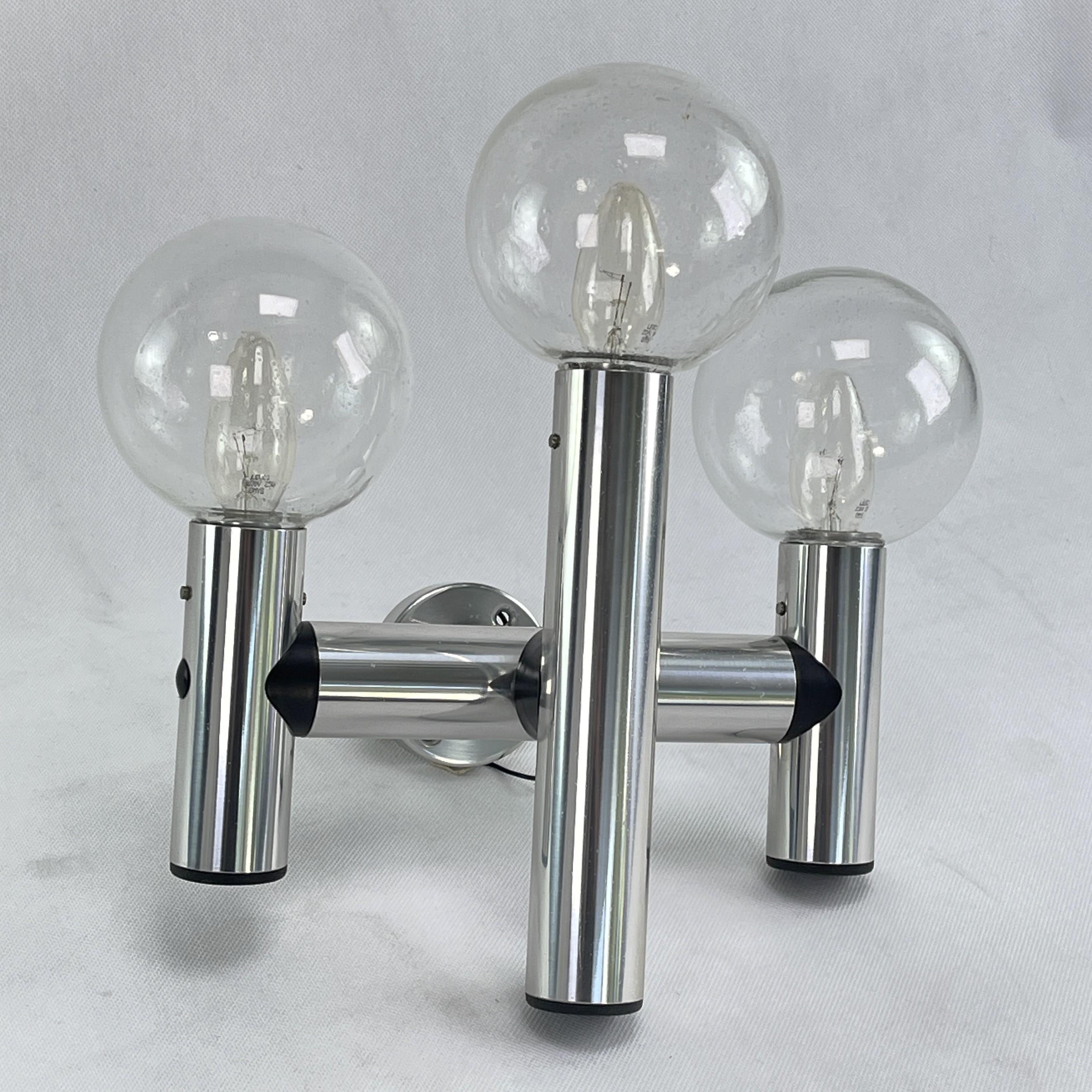 Set of 2 x Aluminium Wall Lamps by J.T. Kalmar- 1970s

JT Kalmar wall lamps are a remarkable work of art that combines modern design with aesthetics. These two lamps were designed by the renowned Austrian designer JT Kalmar and date from the