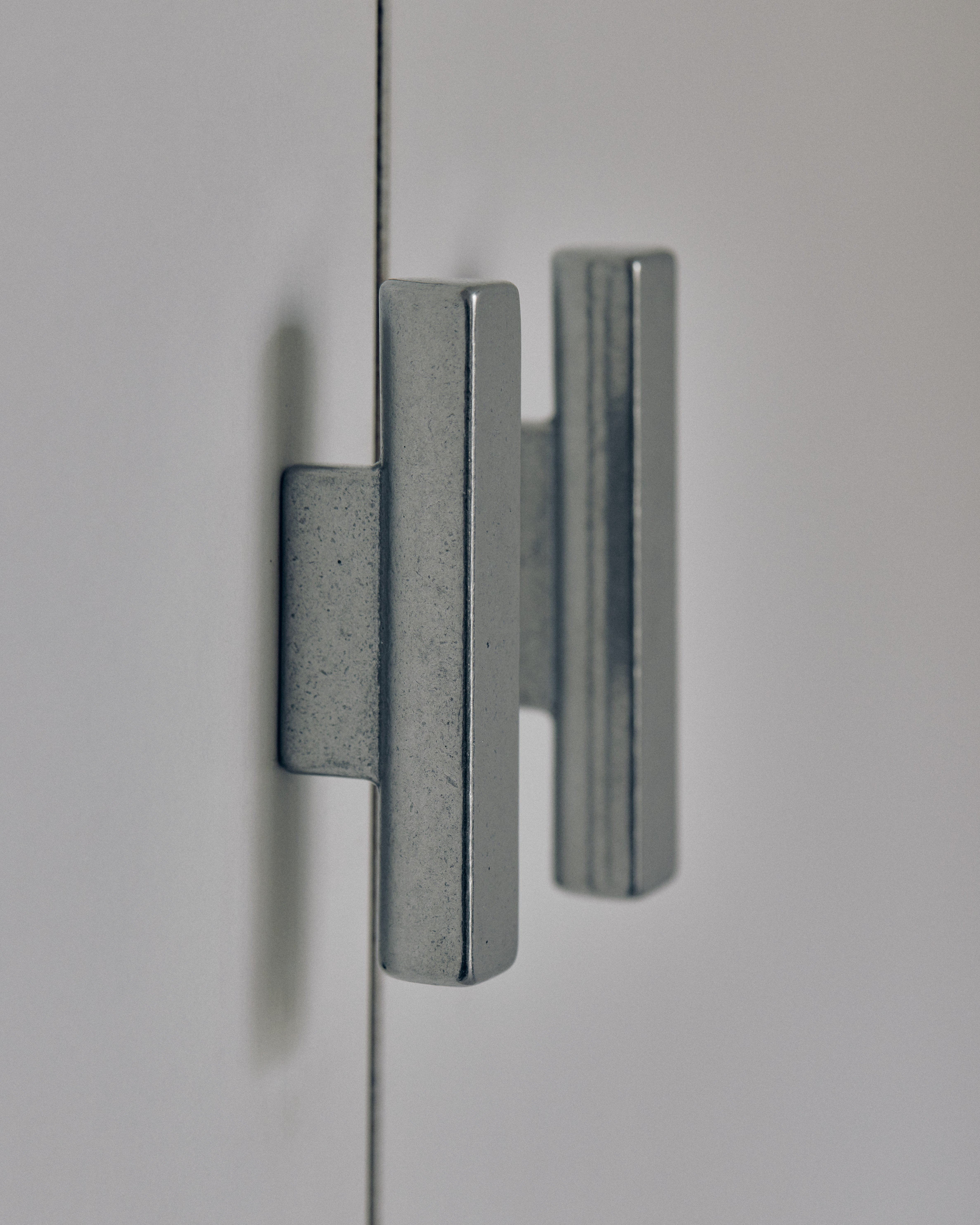 Set von 2 ADT-Griffen aus Aluminium von Henry Wilson
Abmessungen: B 2 x T 3 x H 9 cm
MATERIALIEN: Aluminium


Dieser vielseitige Griff kann für Schränke, Schiebetüren und Fensterflügel verwendet werden. Kann mit Gewinde oder stirnseitig befestigt