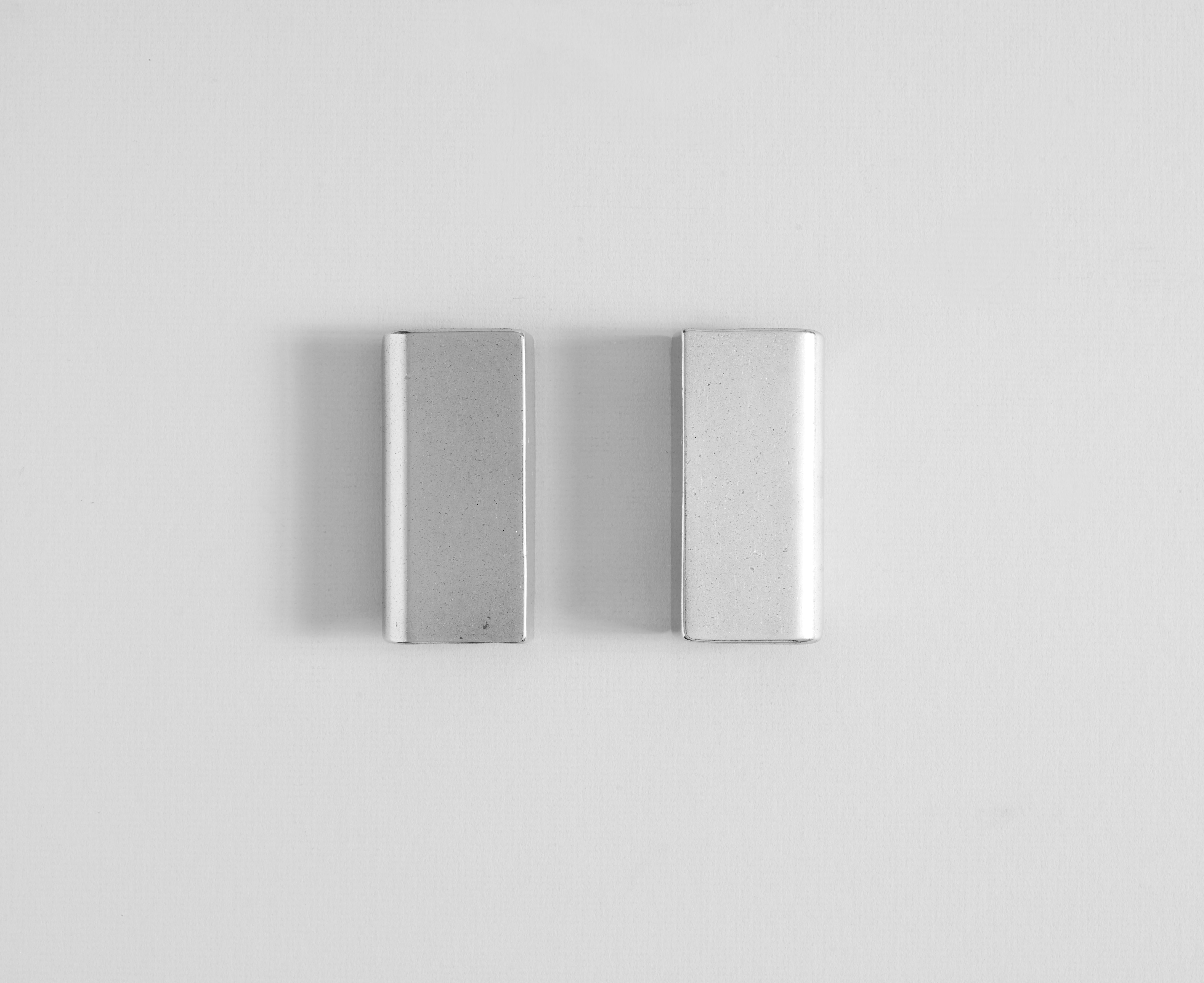 Set von 2 Aluminium-Mini-Kuppelgriffen aus Aluminium von Henry Wilson
Abmessungen: B 5 x T 2 x H 9 cm
MATERIALIEN: Aluminium

Griff aus Aluminium, passend zu den Schränken.

Jedes Stück wird im Sandgussverfahren hergestellt und mit Rumpeln