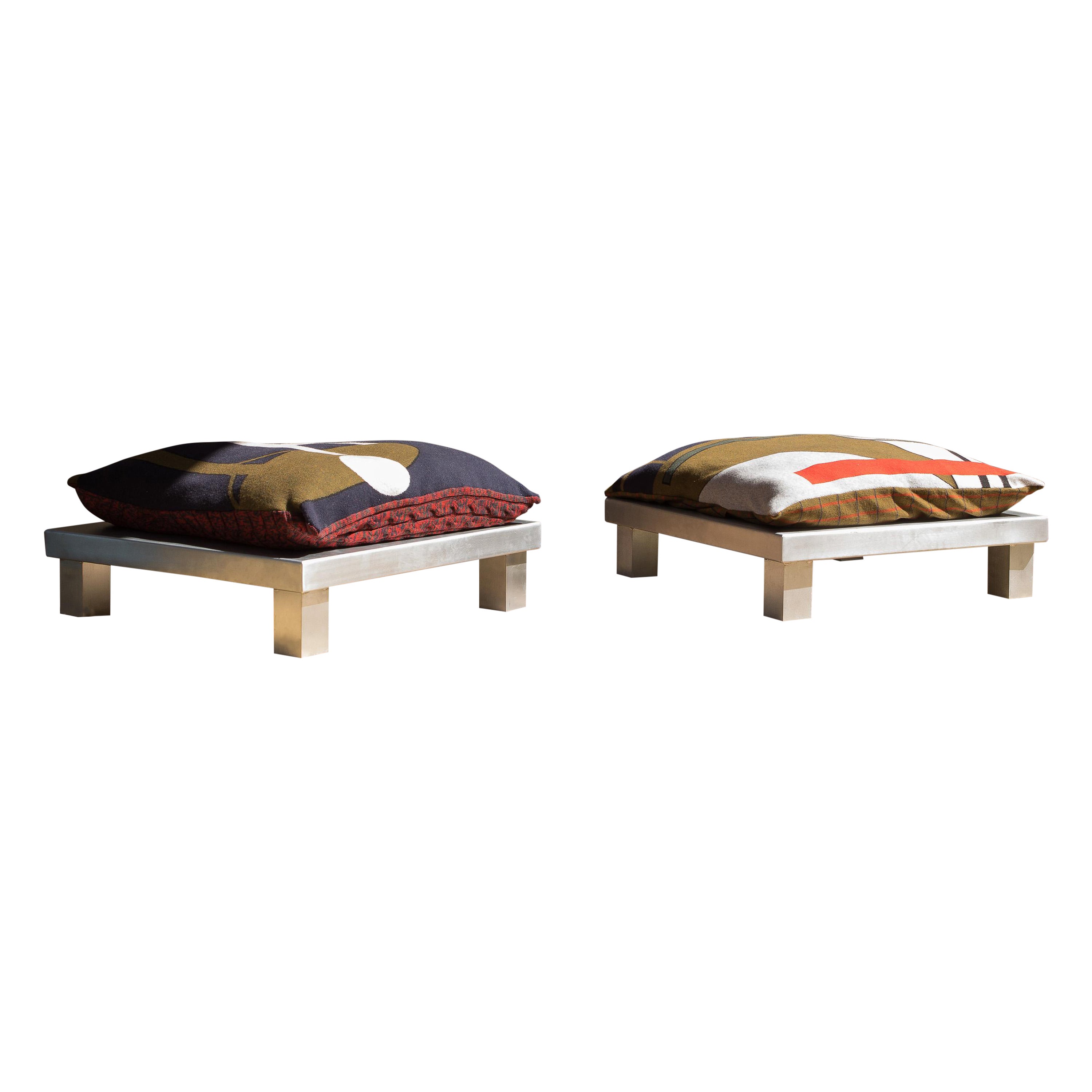 Set aus 2 Aluminium-Ottomanen von Mylene Niedzialkowski im Angebot