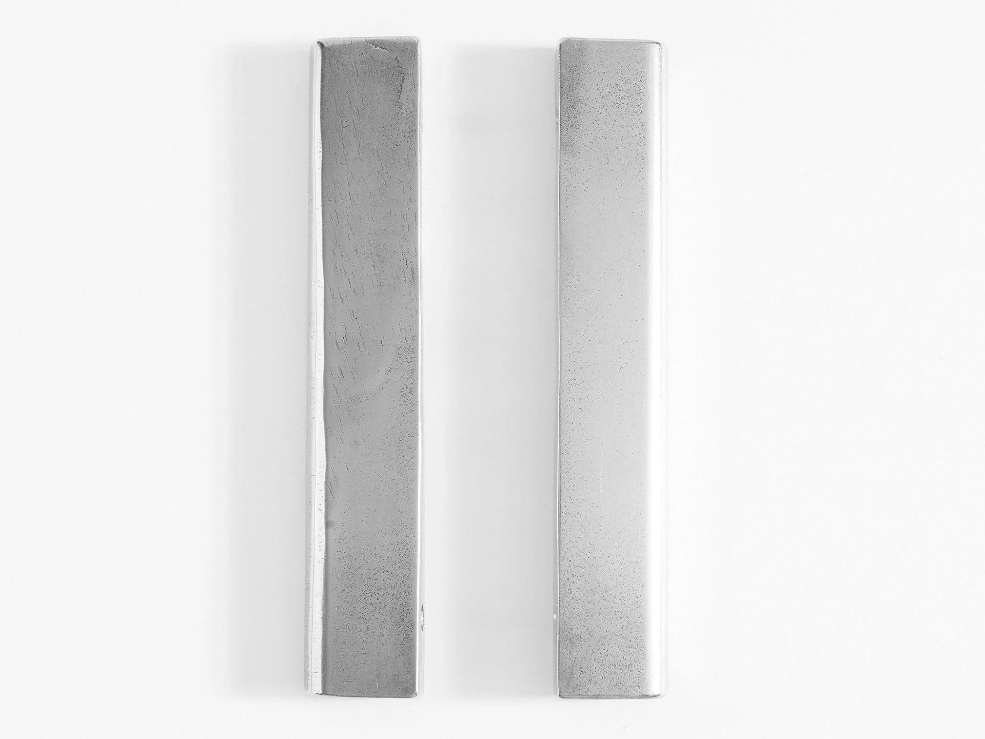 Set von 2 Aluminium-Kuppelgriffen aus Aluminium von Henry Wilson
Abmessungen: B 5 x T 3 x H 25 cm 
MATERIALIEN: Aluminium 

Jedes Stück wird im Sandgussverfahren hergestellt und mit Rumpeln bearbeitet. Ziehgriffe aus Aluminium werden in kleinen