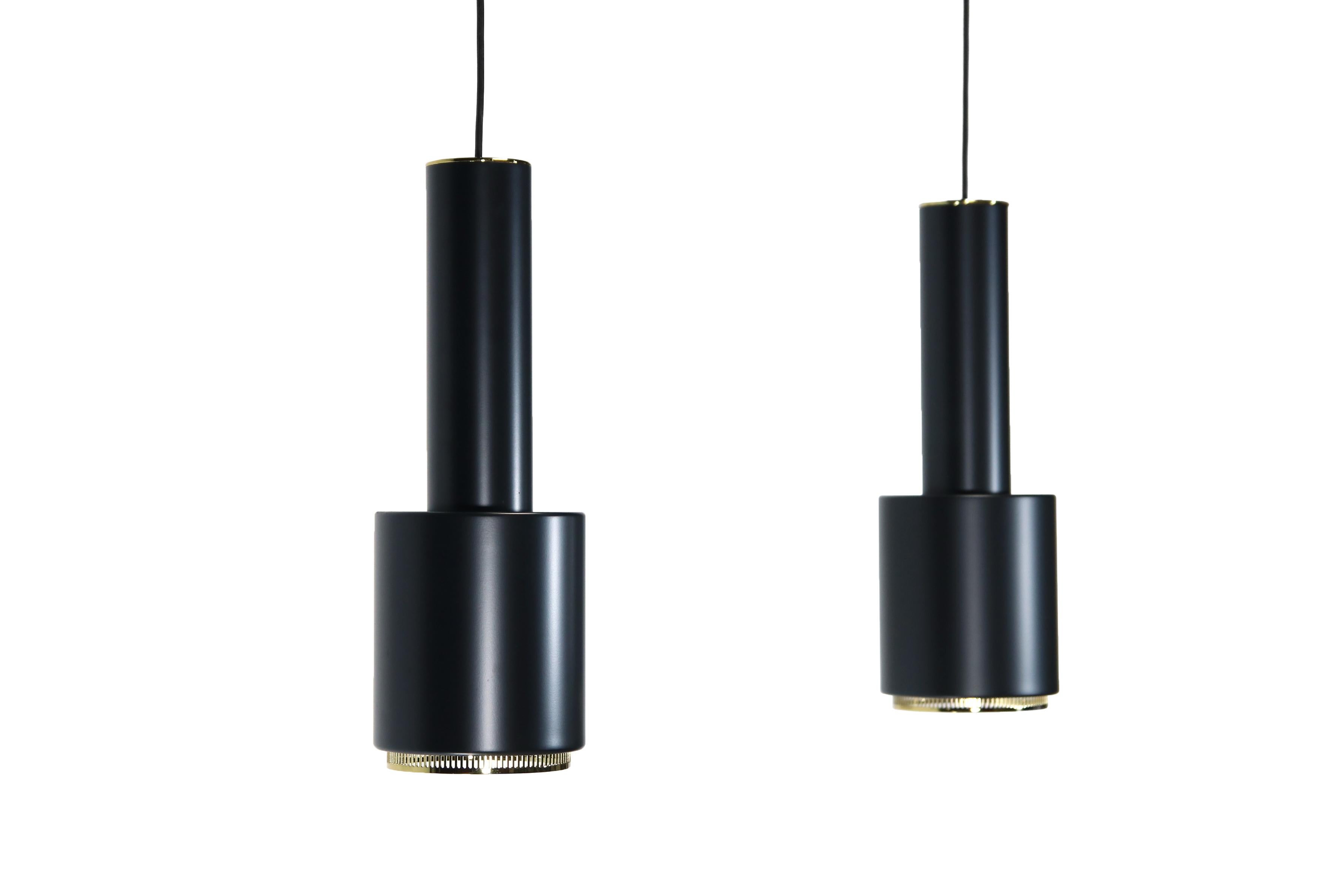 Scandinave moderne Ensemble de 2 lampes à suspension Alvar Aalto A110 en Grenade noire et noire, avec détails en laiton en vente