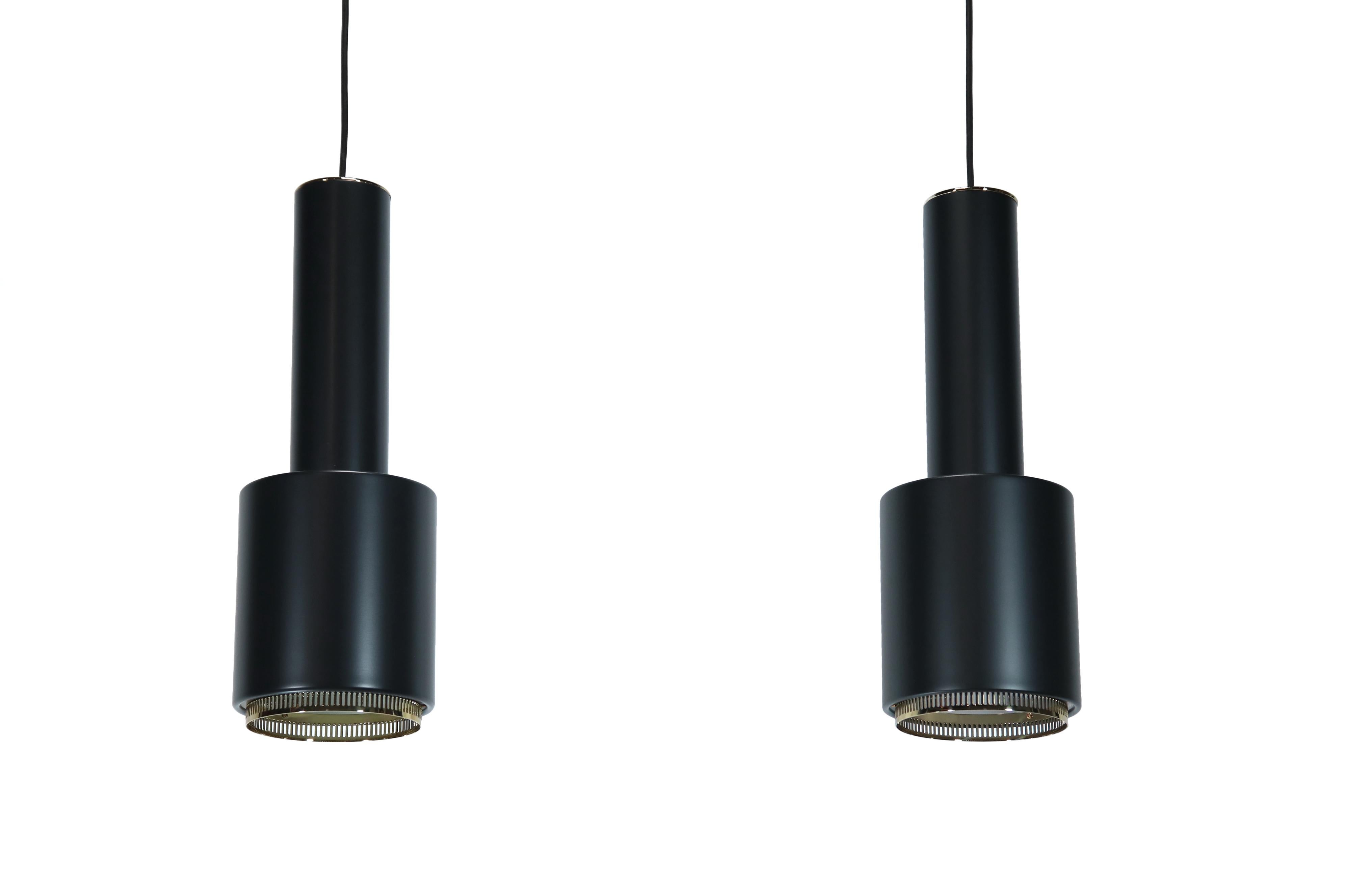 Finlandais Ensemble de 2 lampes à suspension Alvar Aalto A110 en Grenade noire et noire, avec détails en laiton en vente