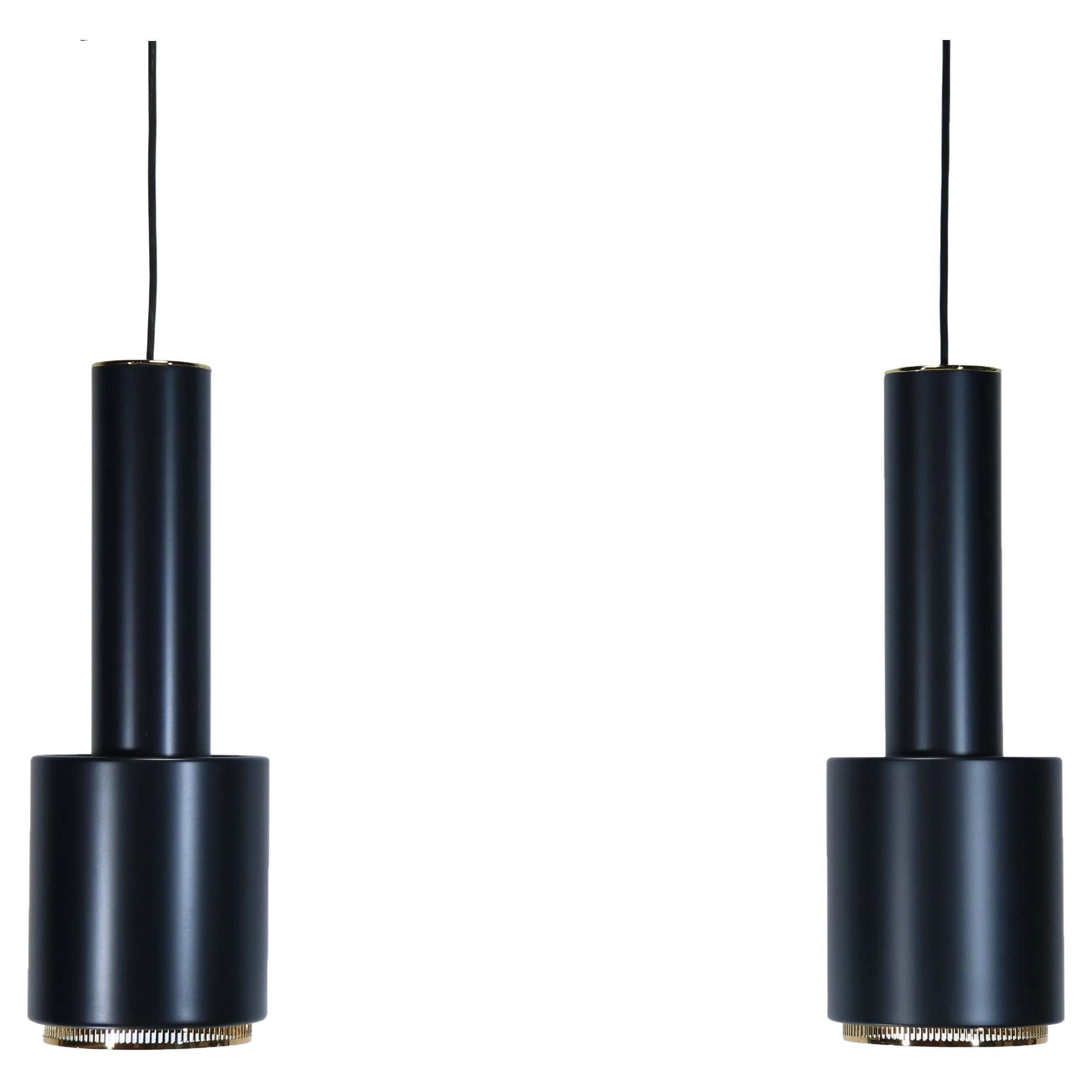 Set di 2 lampade a sospensione Alvar Aalto A110 Hand Grenade in nero con dettagli in ottone in vendita