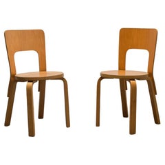 Satz von 2 Alvar Aalto Modell 66 Stühlen 