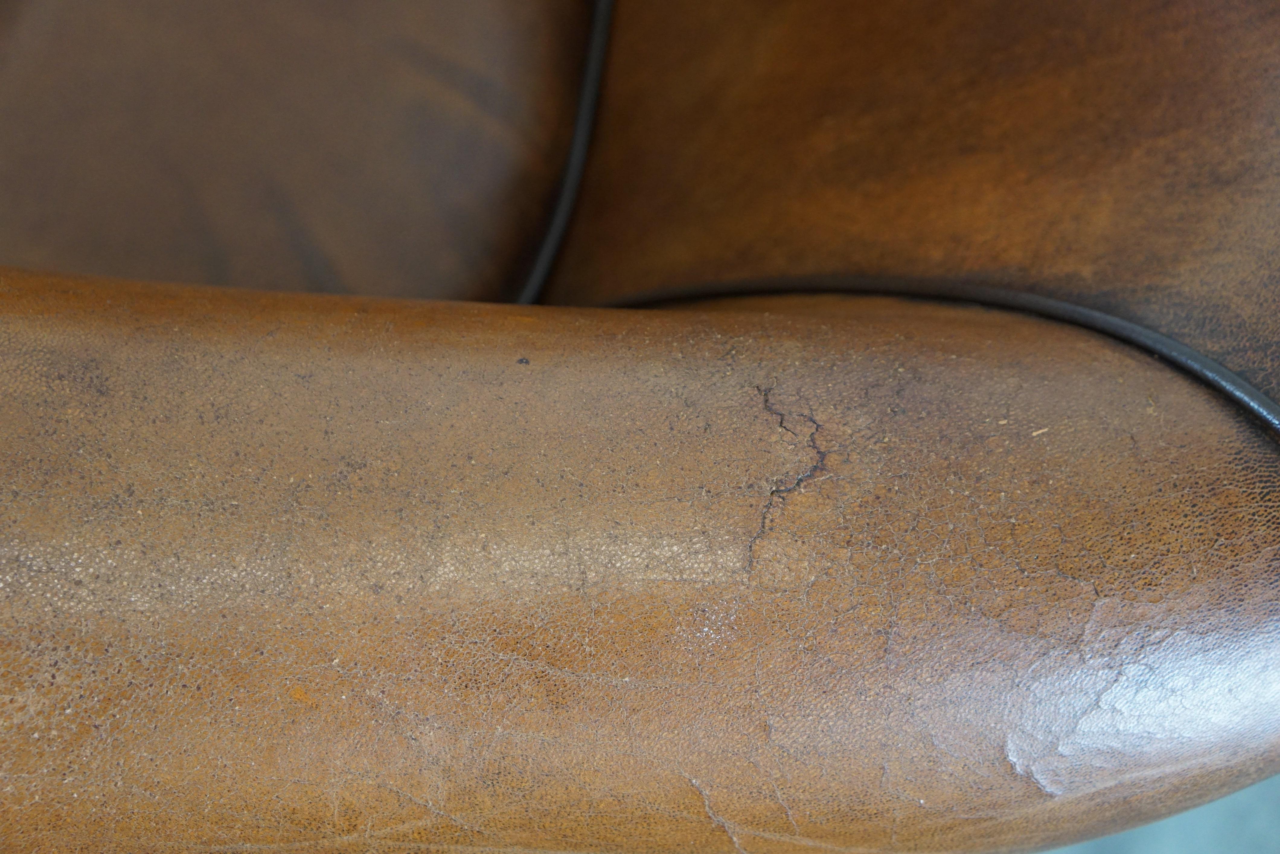 Set of 2 amazing and characterful sheep leather club armchairs with warm color For Sale 4