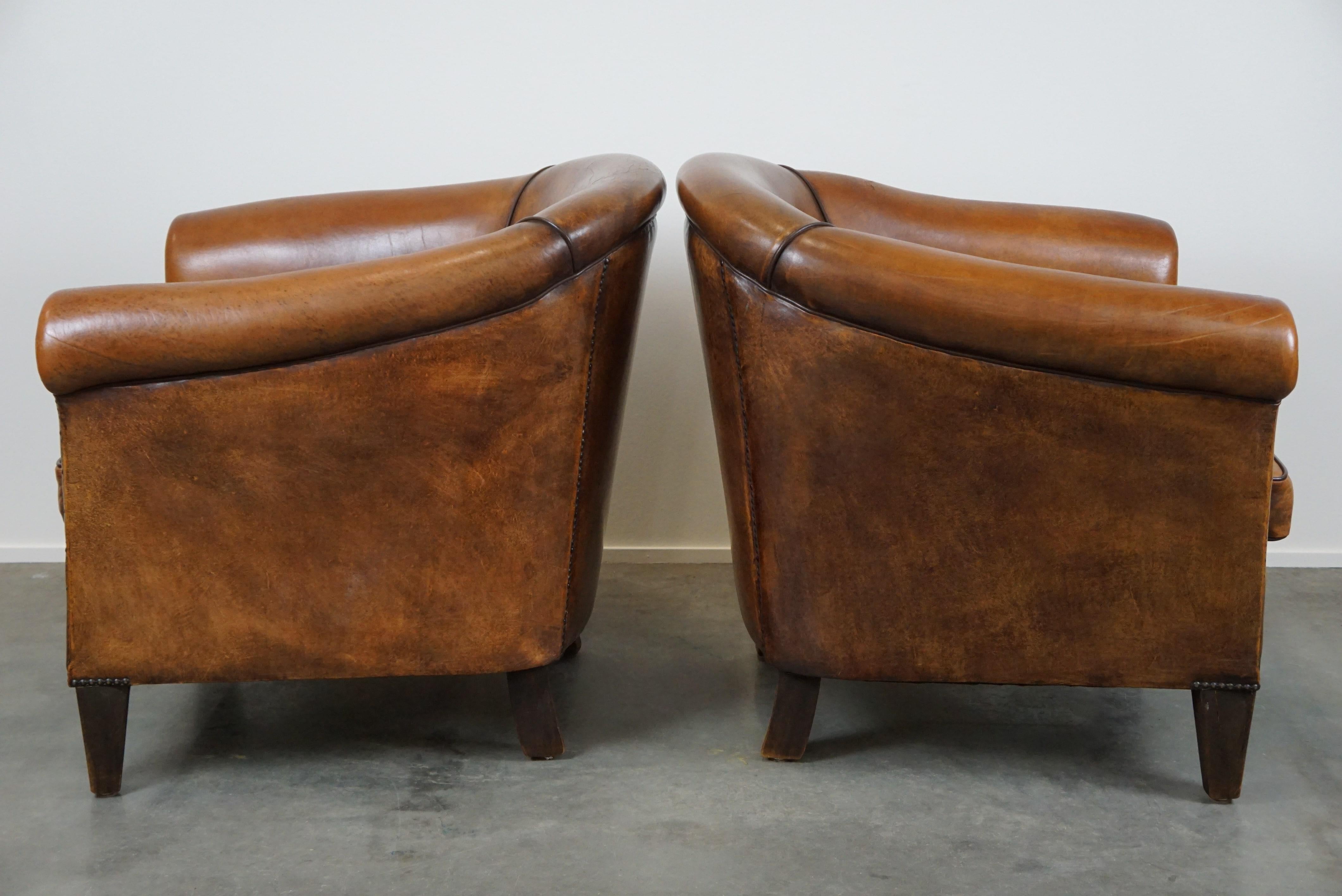 Set of 2 amazing and characterful sheep leather club armchairs with warm color In Good Condition For Sale In Harderwijk, NL
