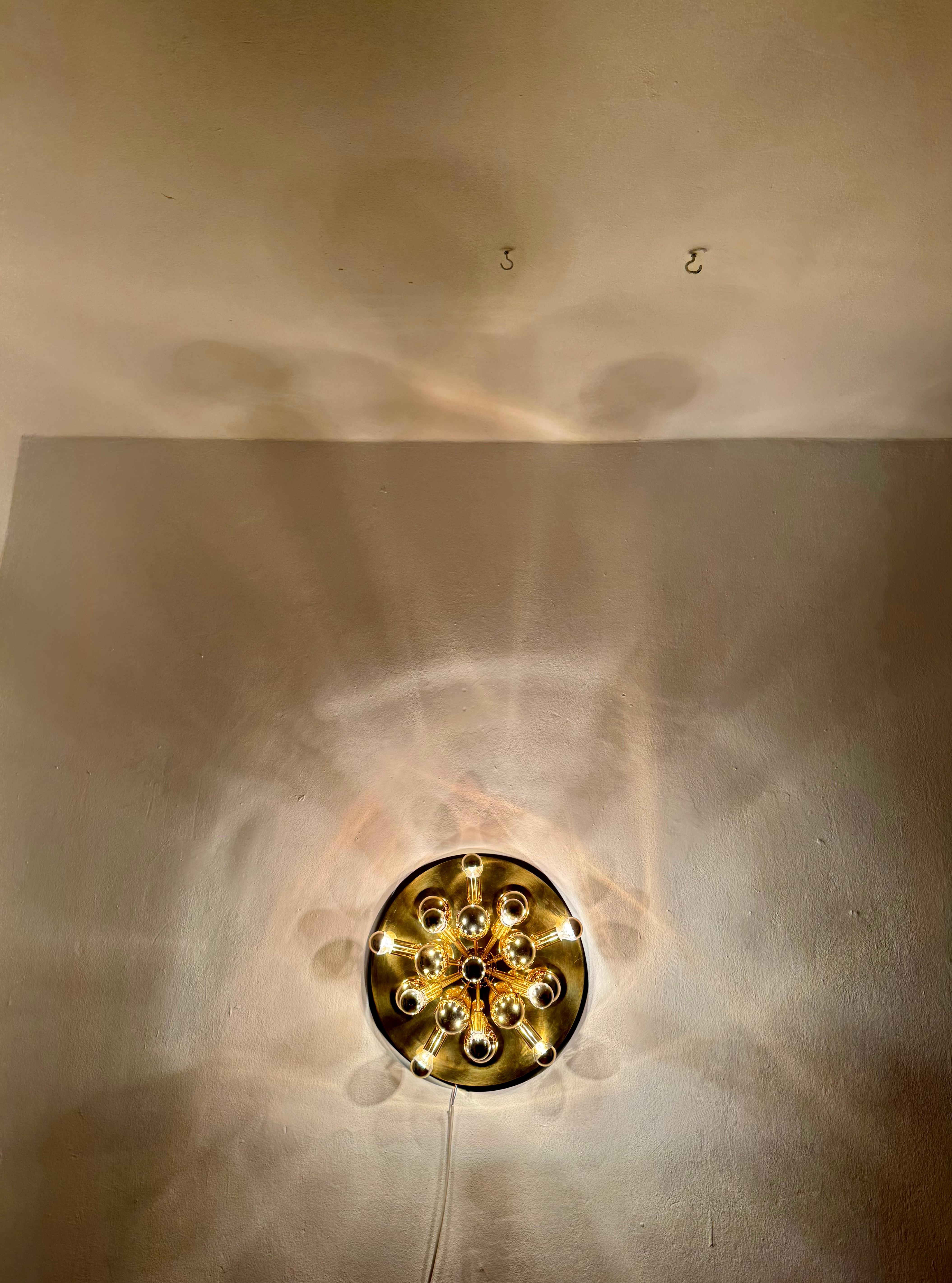 Metallo Set di 2 incredibili lampade da parete o da incasso Sputnik dorate di Cosack in vendita