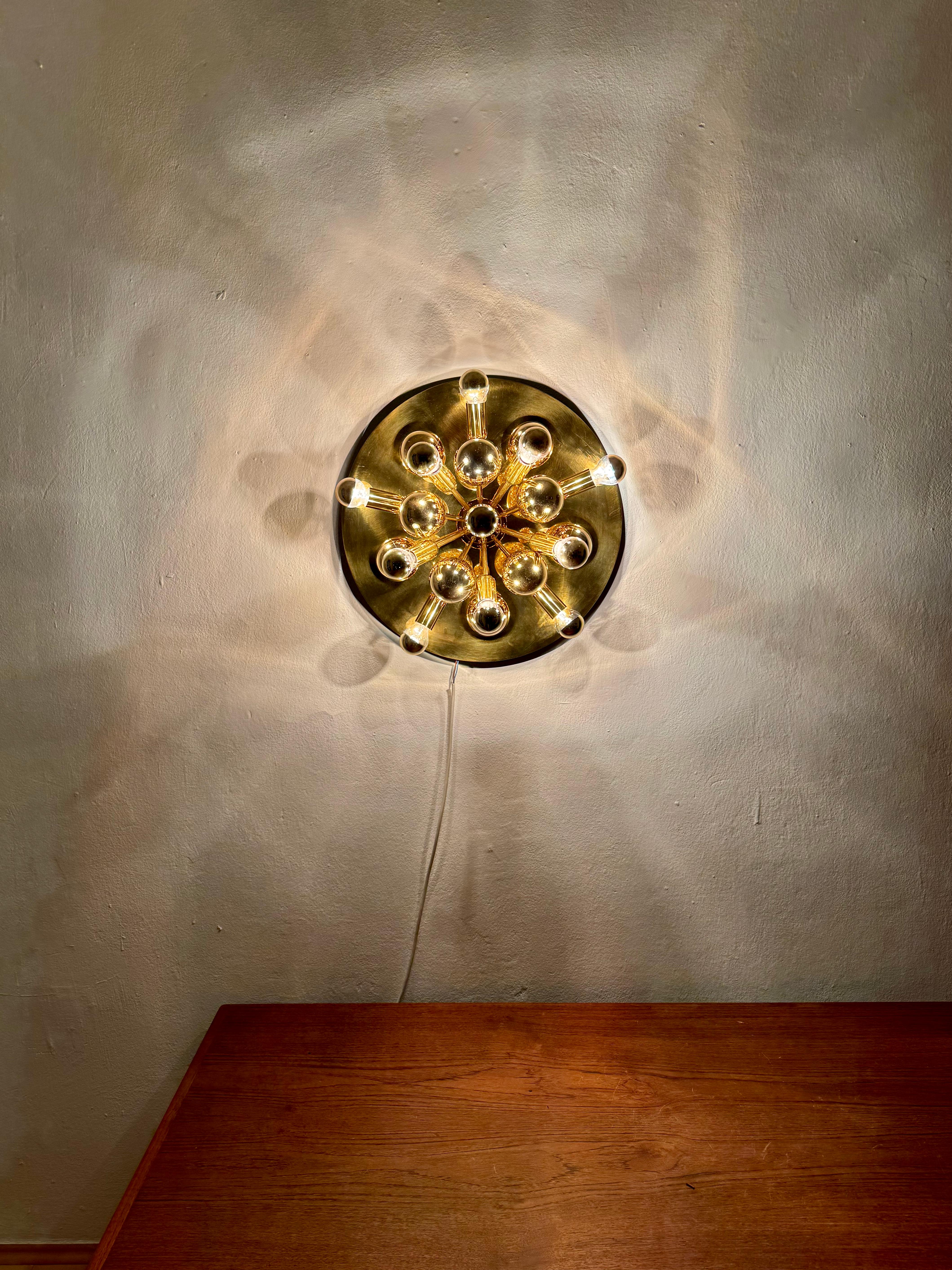 Set di 2 incredibili lampade da parete o da incasso Sputnik dorate di Cosack in vendita 2