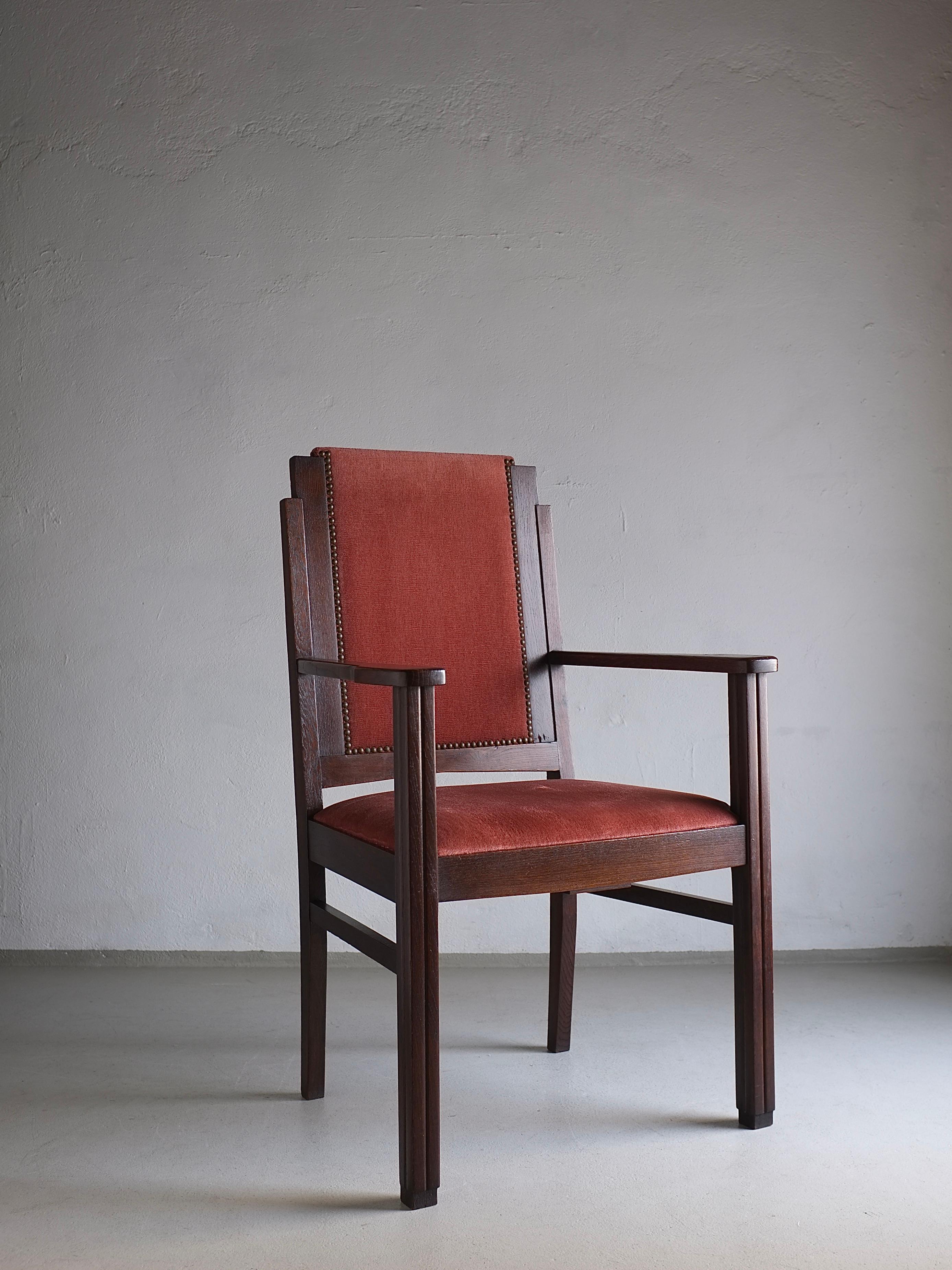 Ensemble de deux fauteuils de l'école d'Amsterdam avec tapisserie en velours d'origine et sièges à ressorts. J'ai 2 chaises d'appoint avec le même design (montrées dans la dernière photo).