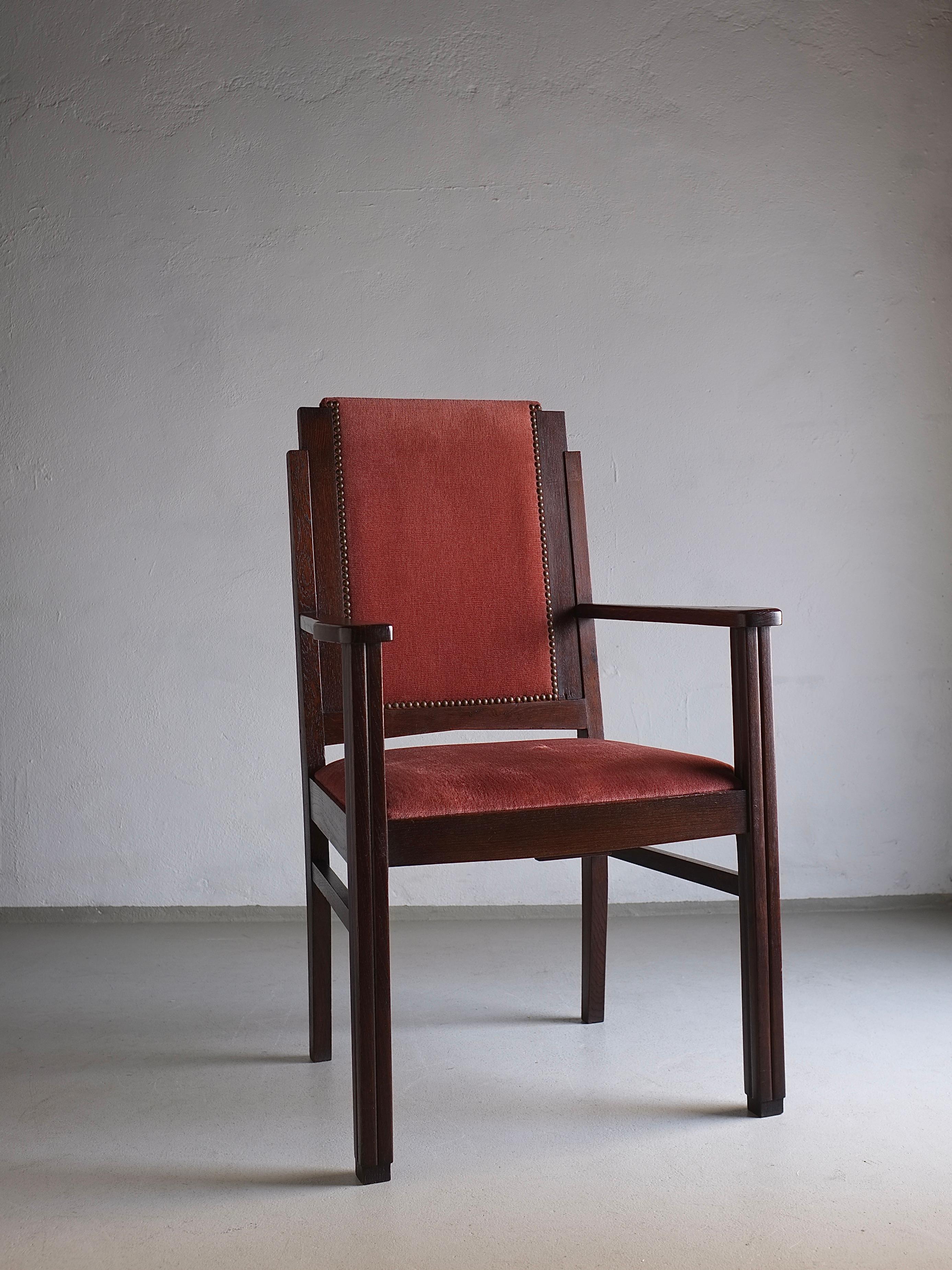 Début du 20ème siècle Ensemble de 2 fauteuils en chêne de l'école d'Amsterdam, Pays-Bas, années 1920 en vente