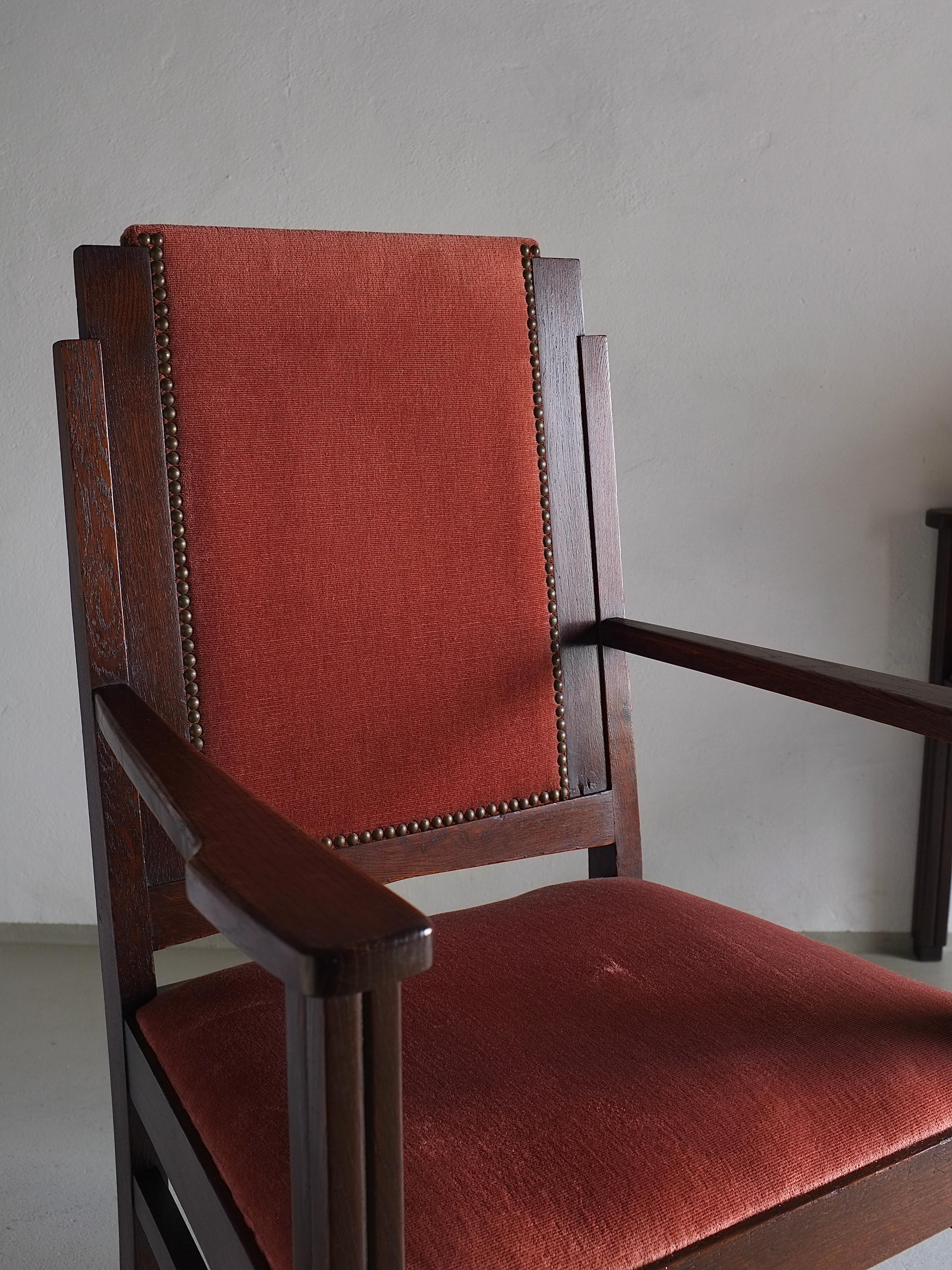Tissu Ensemble de 2 fauteuils en chêne de l'école d'Amsterdam, Pays-Bas, années 1920 en vente