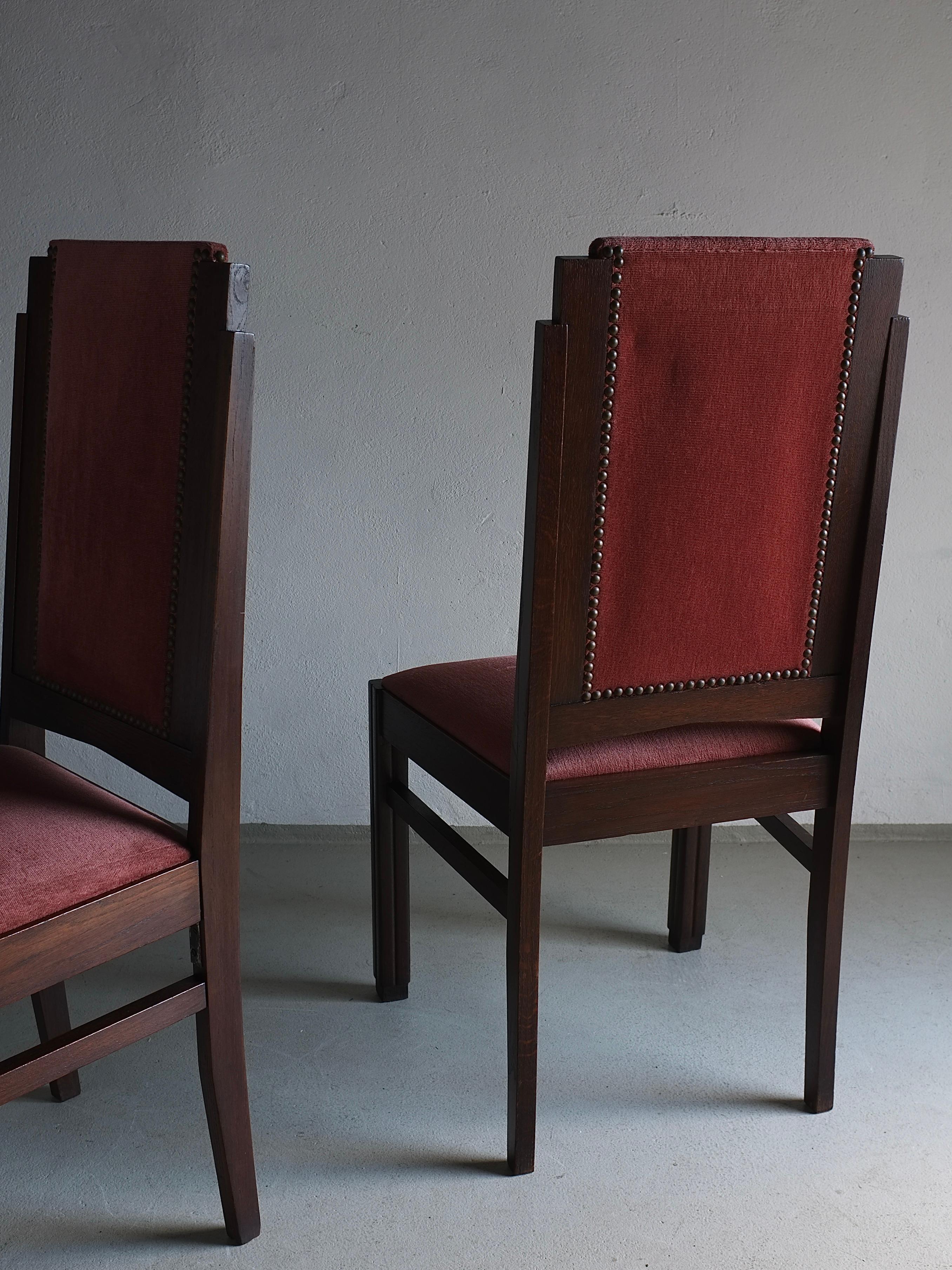 Set of 2 Amsterdam School Oak Chairs, Netherlands, 1920s In Good Condition For Sale In Rīga, LV