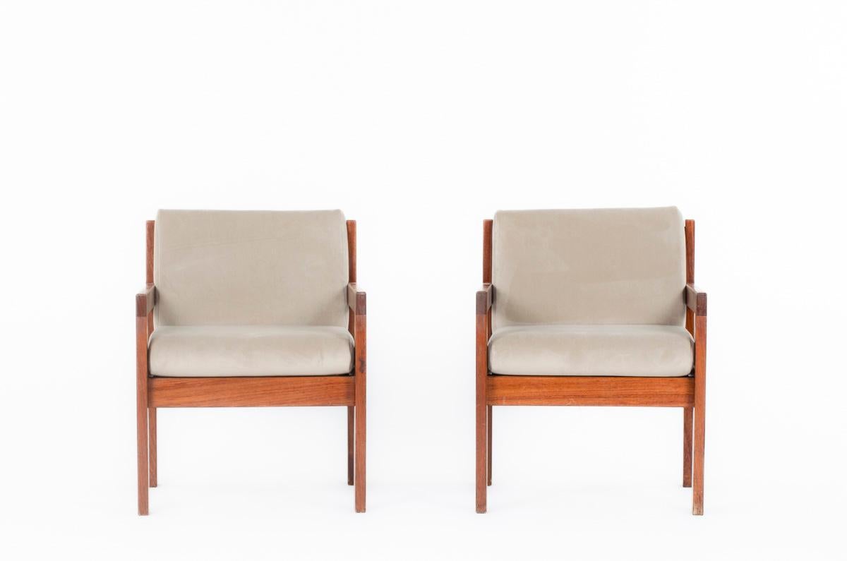 Paire de fauteuils d'Andre Sornay des années 60
Structure en acajou avec coussins en mousse recouverts de tissu velours.
Système Tigette
quelques traces de temps sur la structure
Le tissu est neuf.