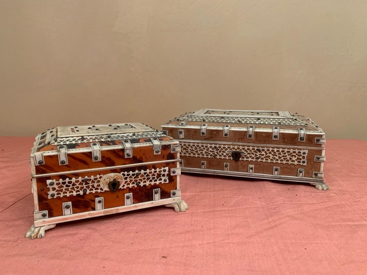 Set of 2 Anglo Indian boxes. Both early 20th century with bone and faux tortoise decorations. In overall good condition. The bone of the back from the larger box is absent and some small losses.
The larger one 18 x 13 x 7 and the smaller 12 x 9 x 7.