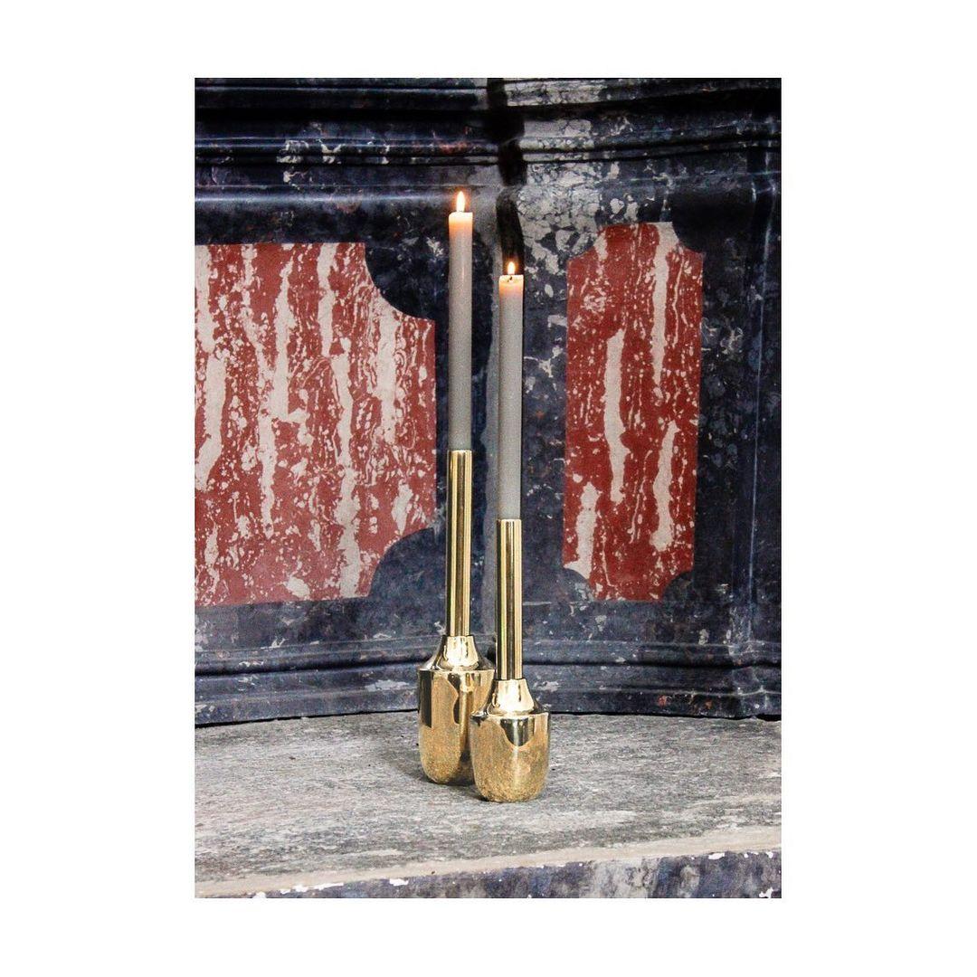 Set Of 2 Anicca Vanitas Candlesticks by Luca Gruber
Dimensions: Ø 8 x H 38 cm.
Materials: Polished and patinated brass.

Luca Gruber
