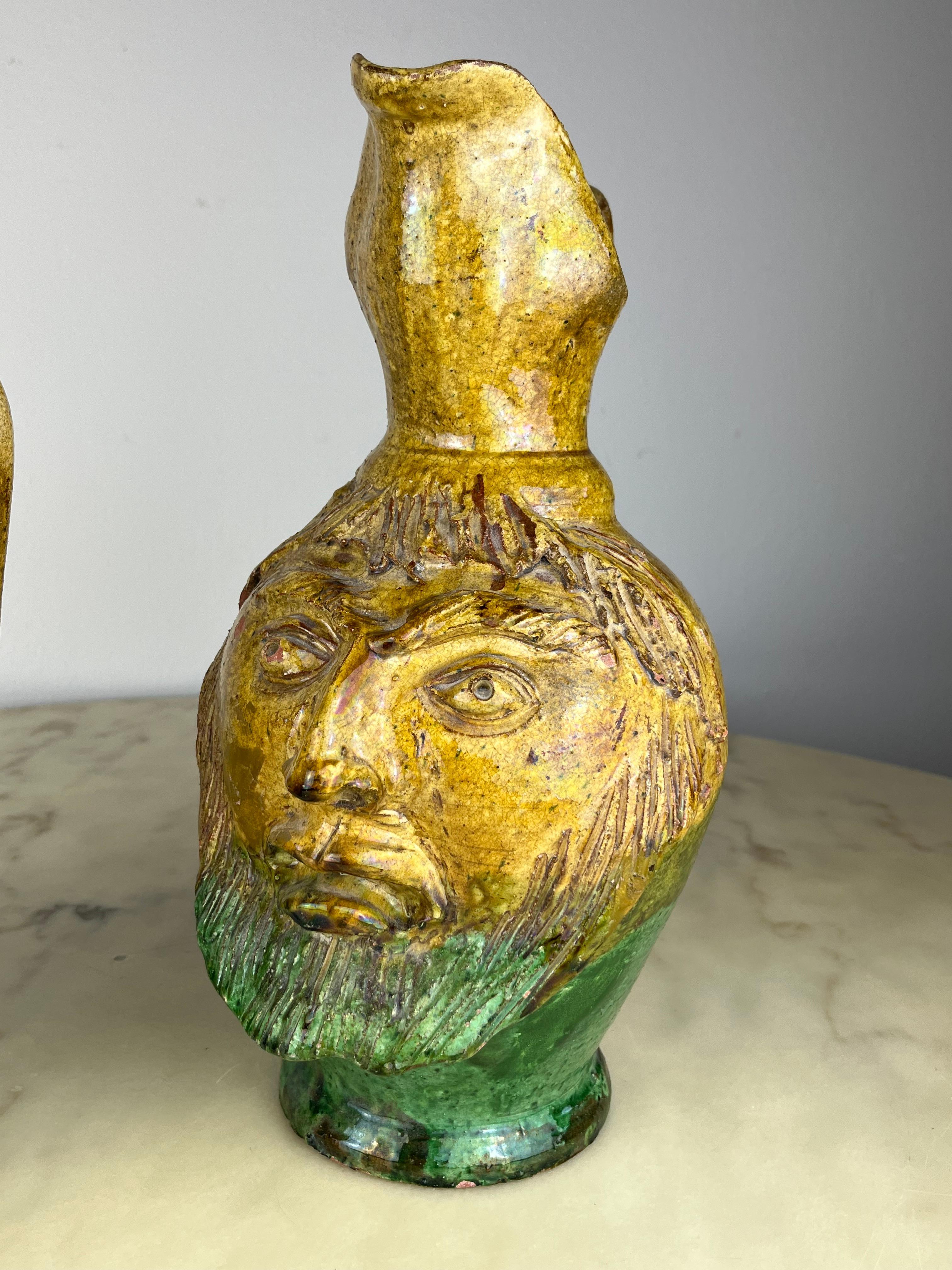 Ensemble de 2 pièces  Pichets anthropomorphes en terre cuite émaillée fabriqués en Italie  1930s en vente 1
