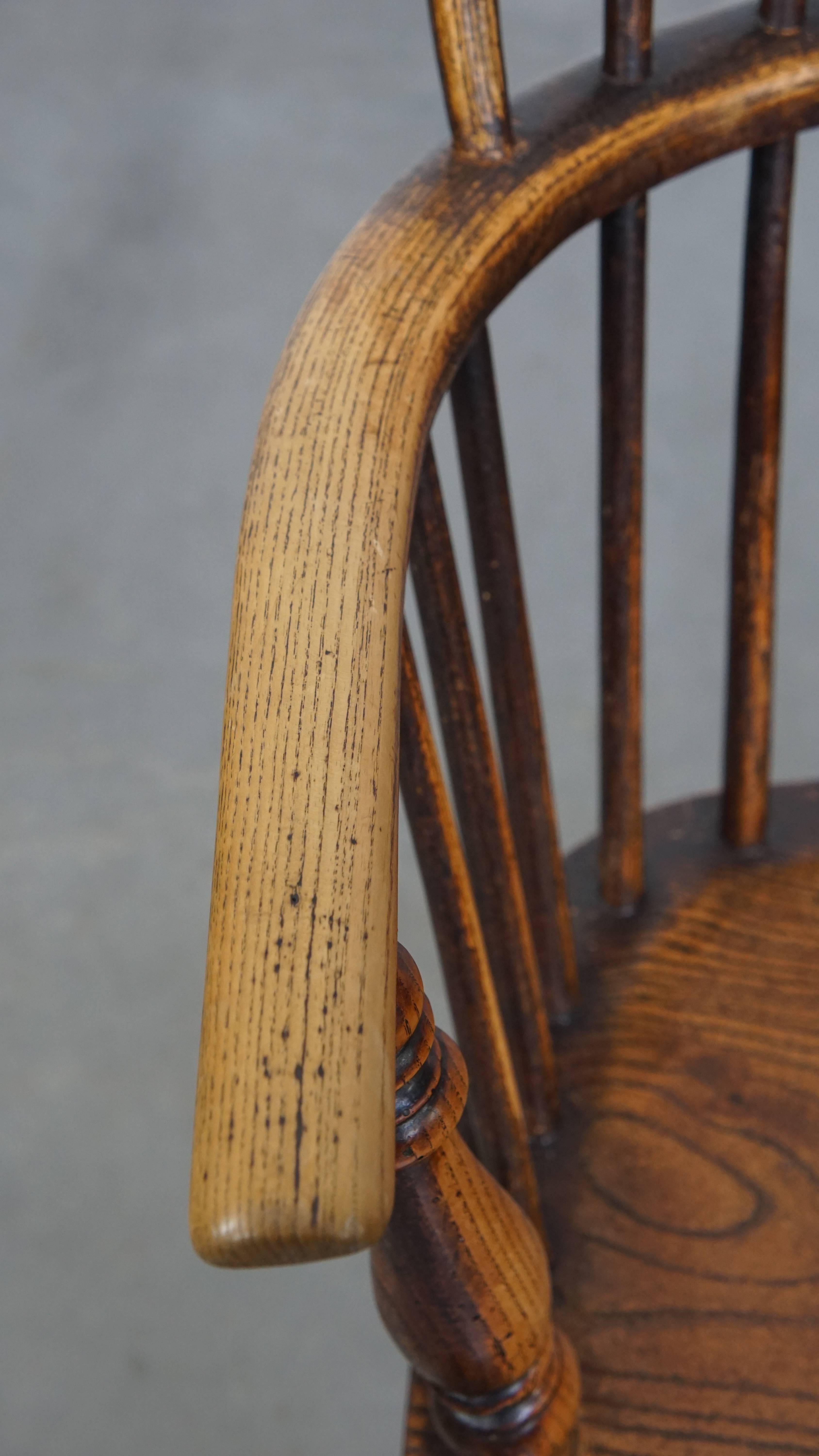 Satz von 2 antiken englischen Windsor-Esszimmerstühlen mit niedriger Rückenlehne aus dem 18. (Holz) im Angebot