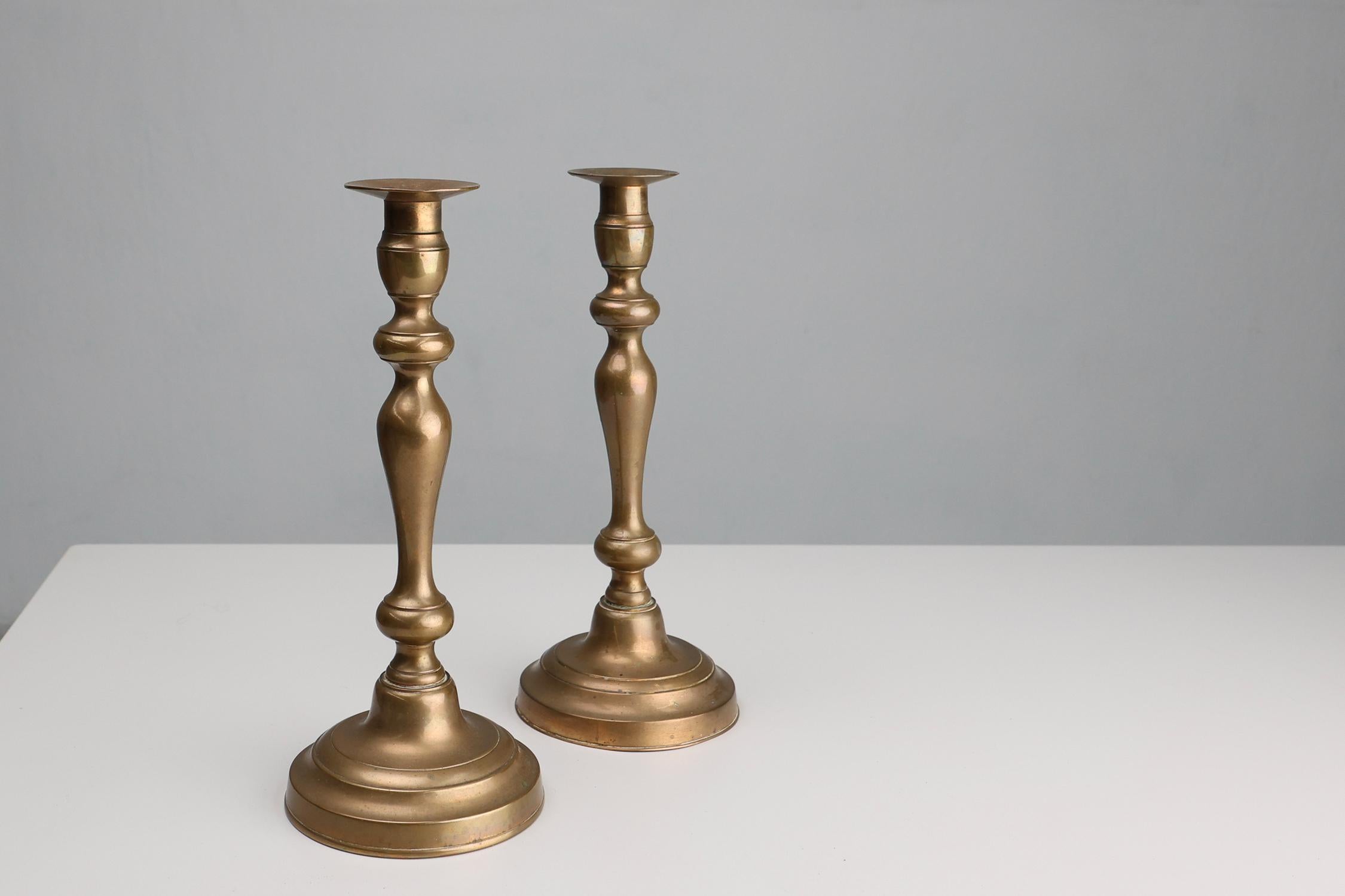 France / 1900 / Pair Candlesticks / copper / Antique / Rustic

Stylish set of copper table candlesticks with round baluster base from the 19th century. This pair of brass candlesticks from the 19th century with a delicate silhouette have a beautiful