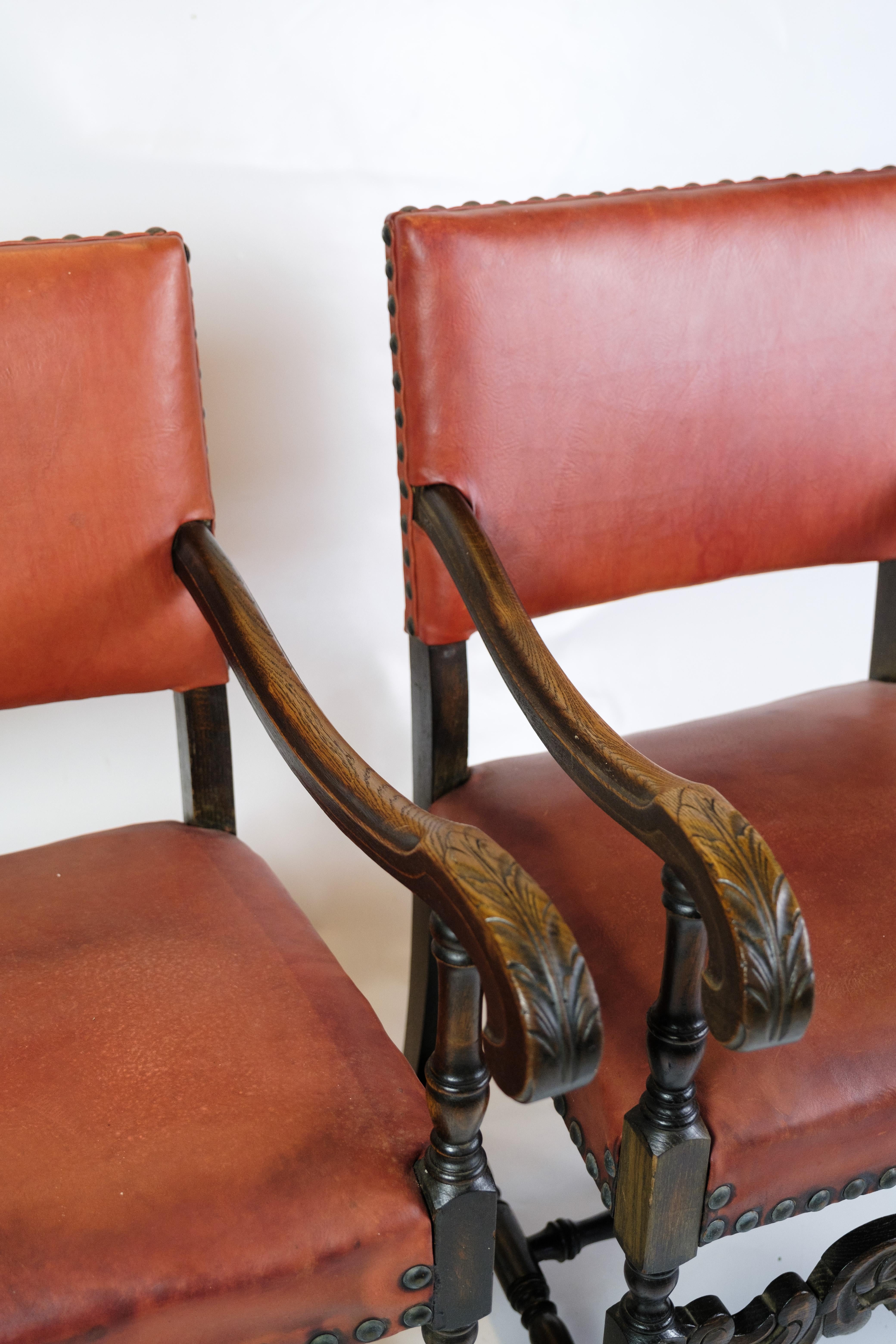 Satz von 2 antiken Sesseln aus Eiche und mit rotem Leder aus den 1930er Jahren (Dänisch) im Angebot