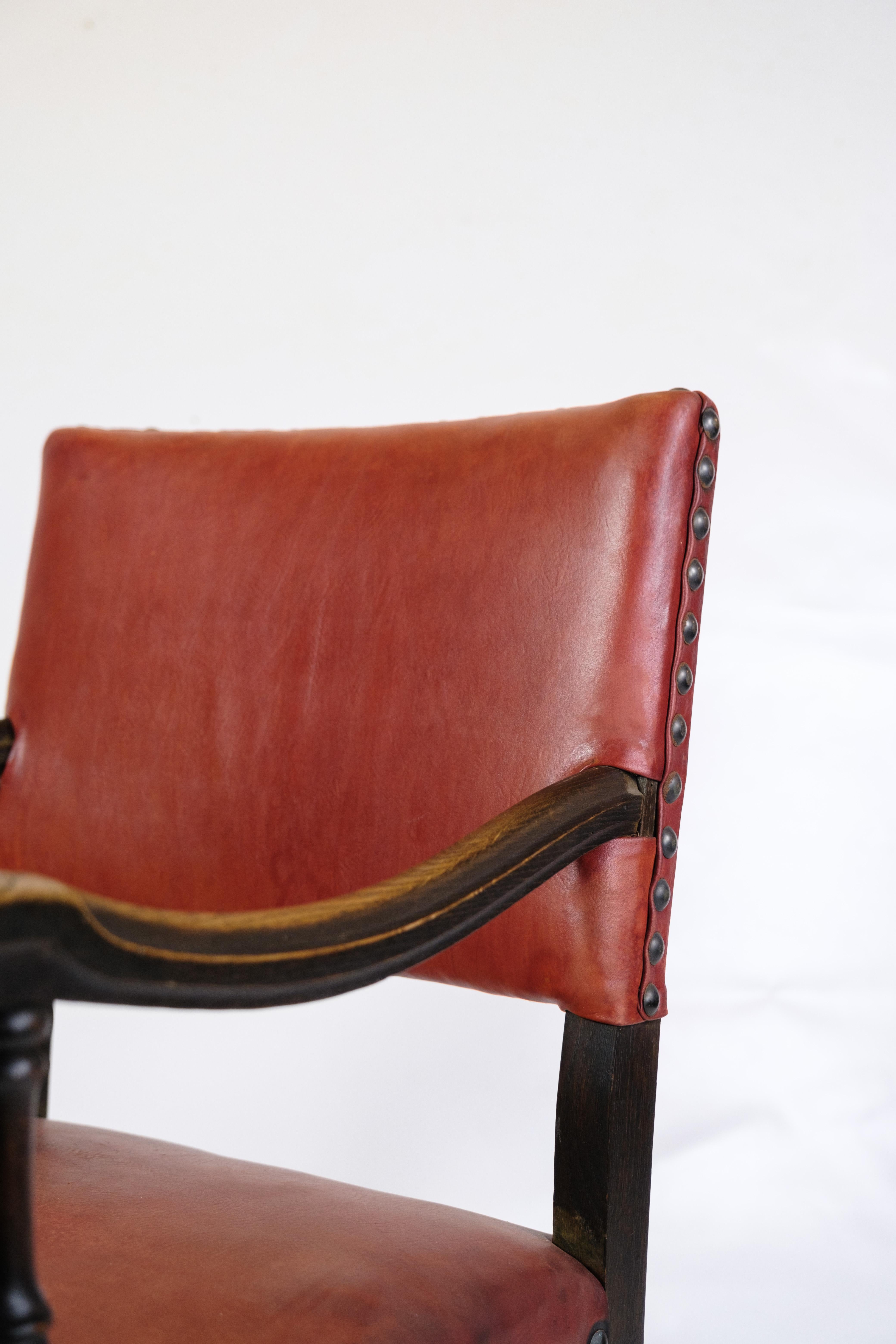 Satz von 2 antiken Sesseln aus Eiche und mit rotem Leder aus den 1930er Jahren im Angebot 1