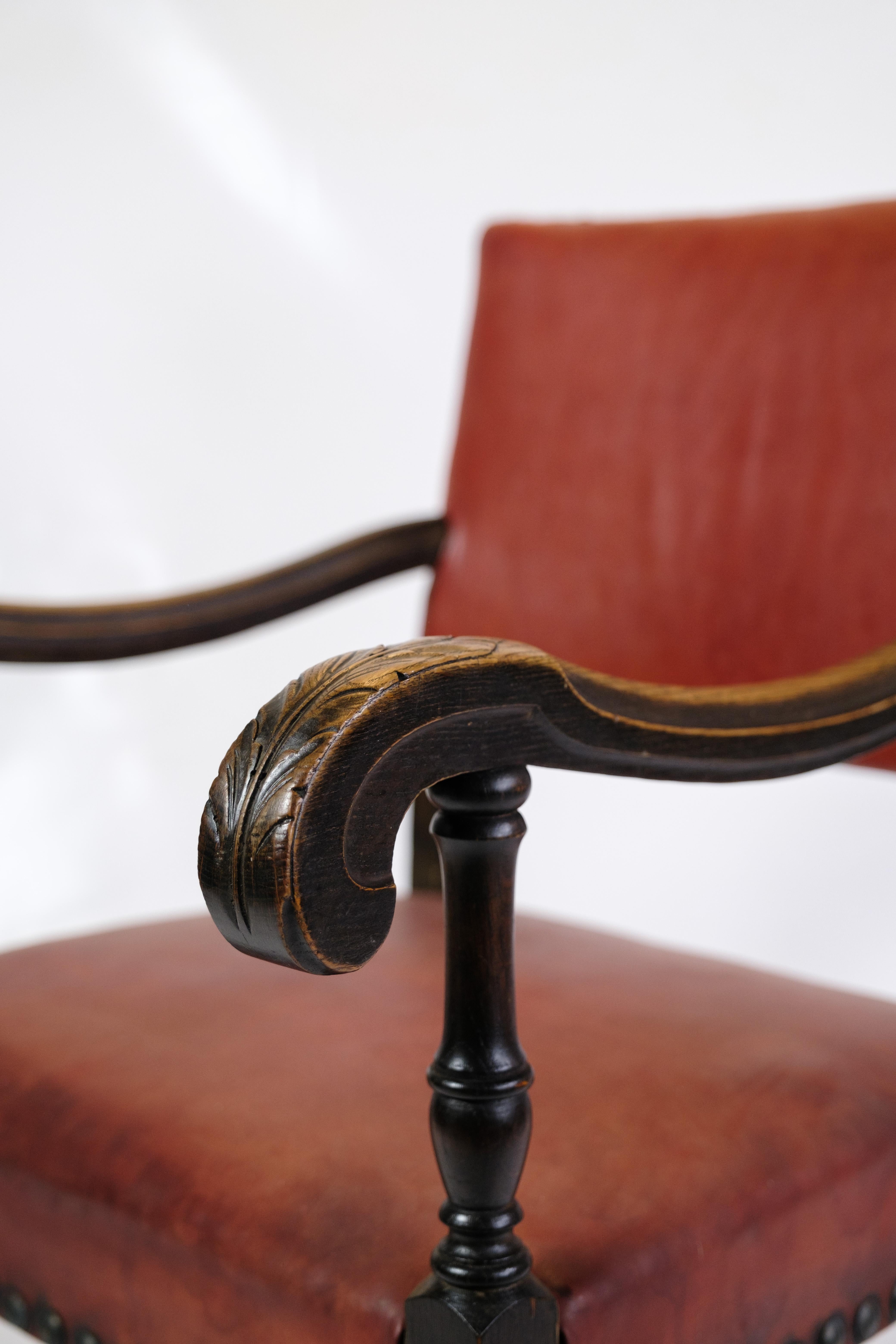 Ensemble de 2 fauteuils anciens en chêne et en cuir rouge des années 1930 en vente 1