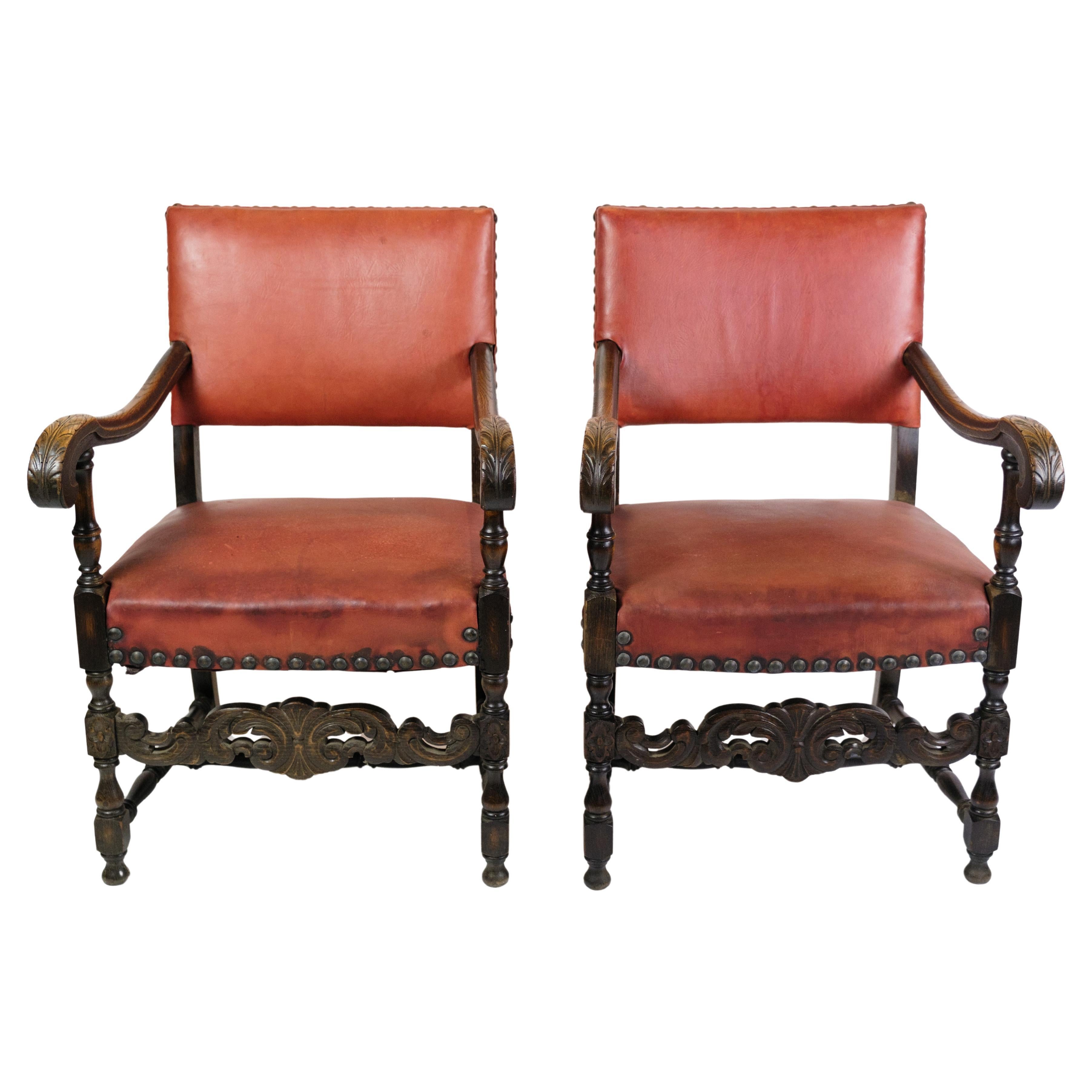 Satz von 2 antiken Sesseln aus Eiche und mit rotem Leder aus den 1930er Jahren im Angebot