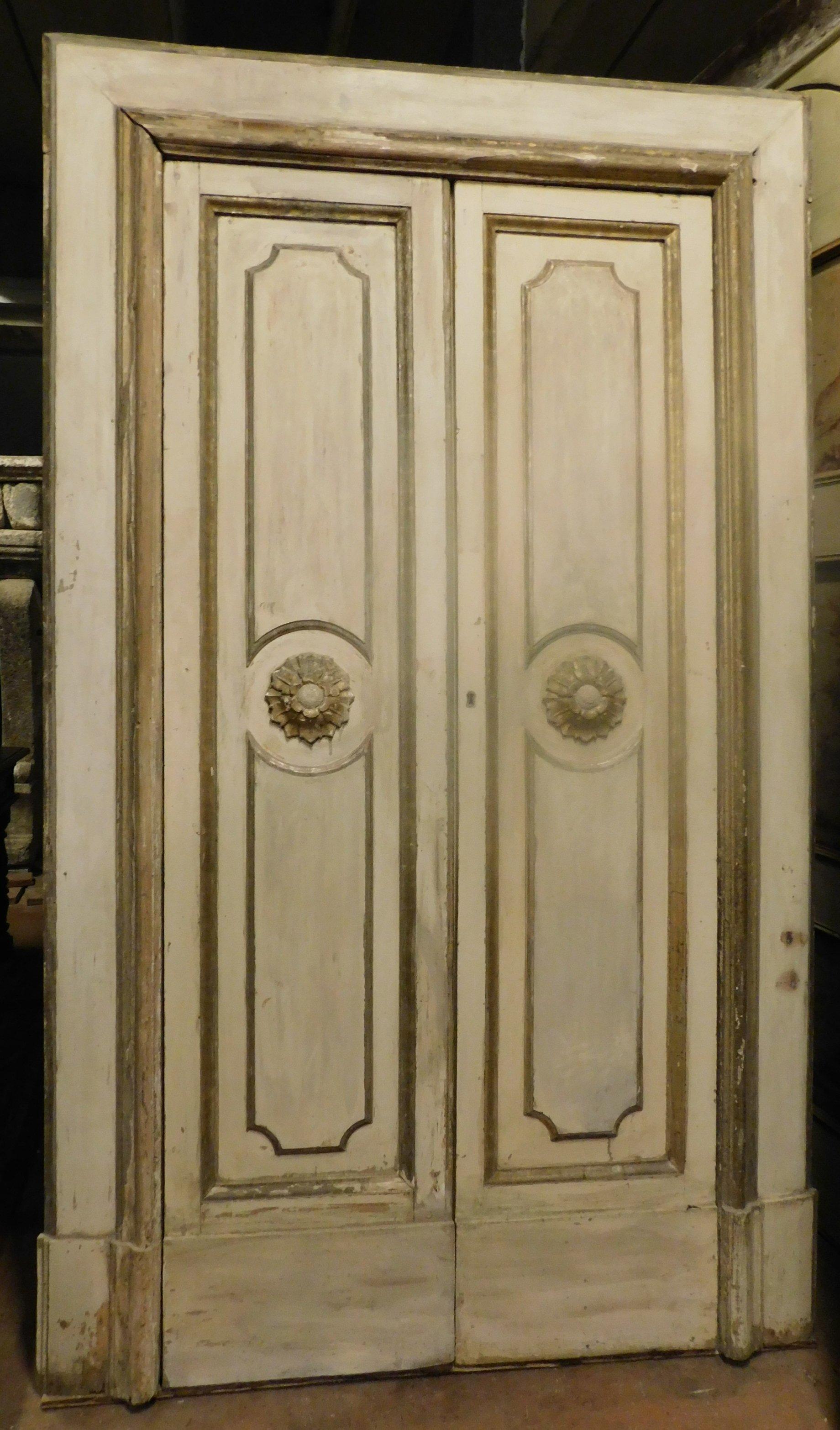 Set of 2 antique beige and gold lacquered doors, double-winged with original frame, lacquered, gilded and hand-sculpted with typical central rose window from the early 19th century, from a villa in Italy.
Back finished but to be lacquered,