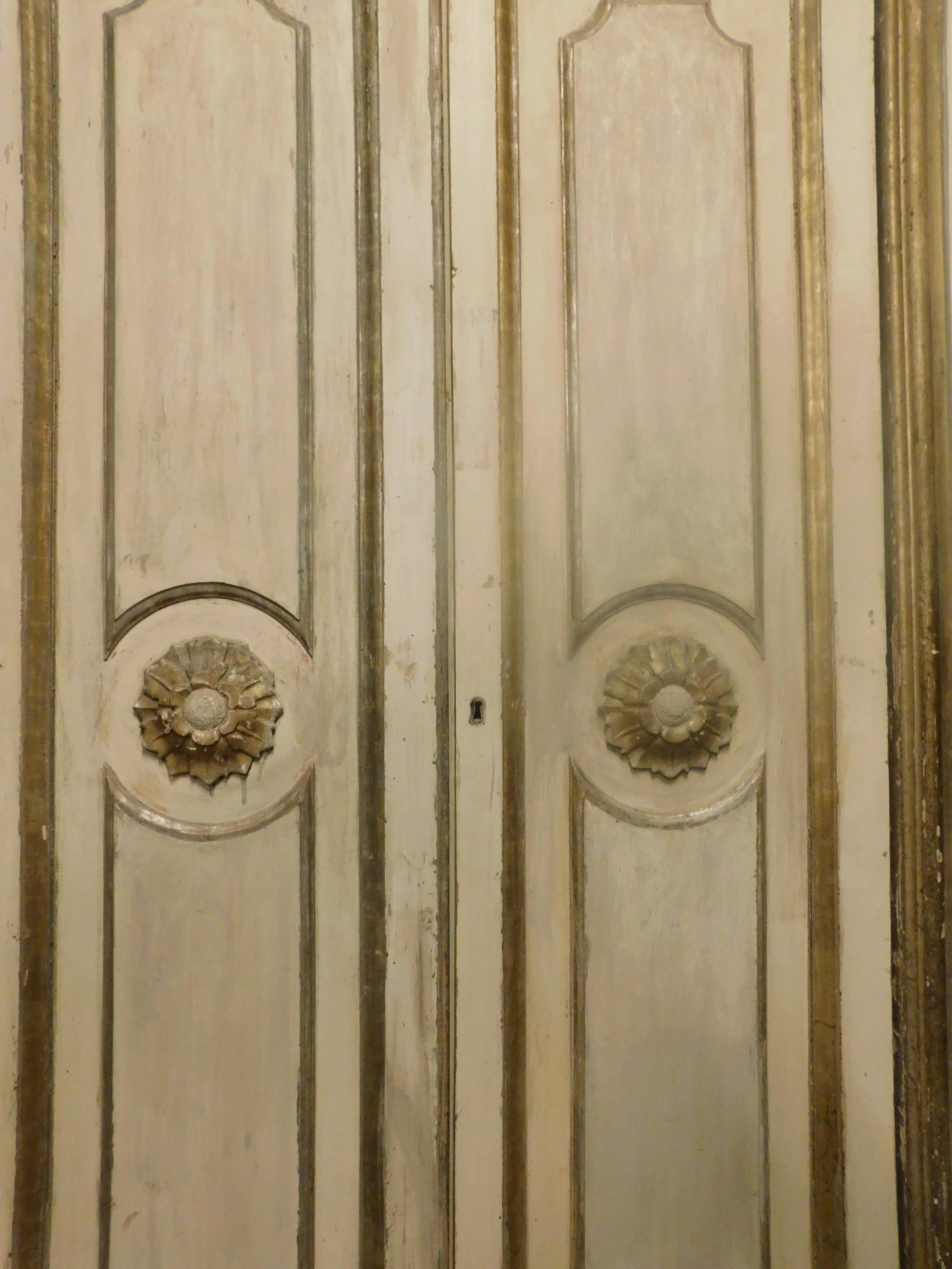 Italian Set of 2 Antique Beige and Gold Lacquered Double Doors, Early 19th Century Italy For Sale