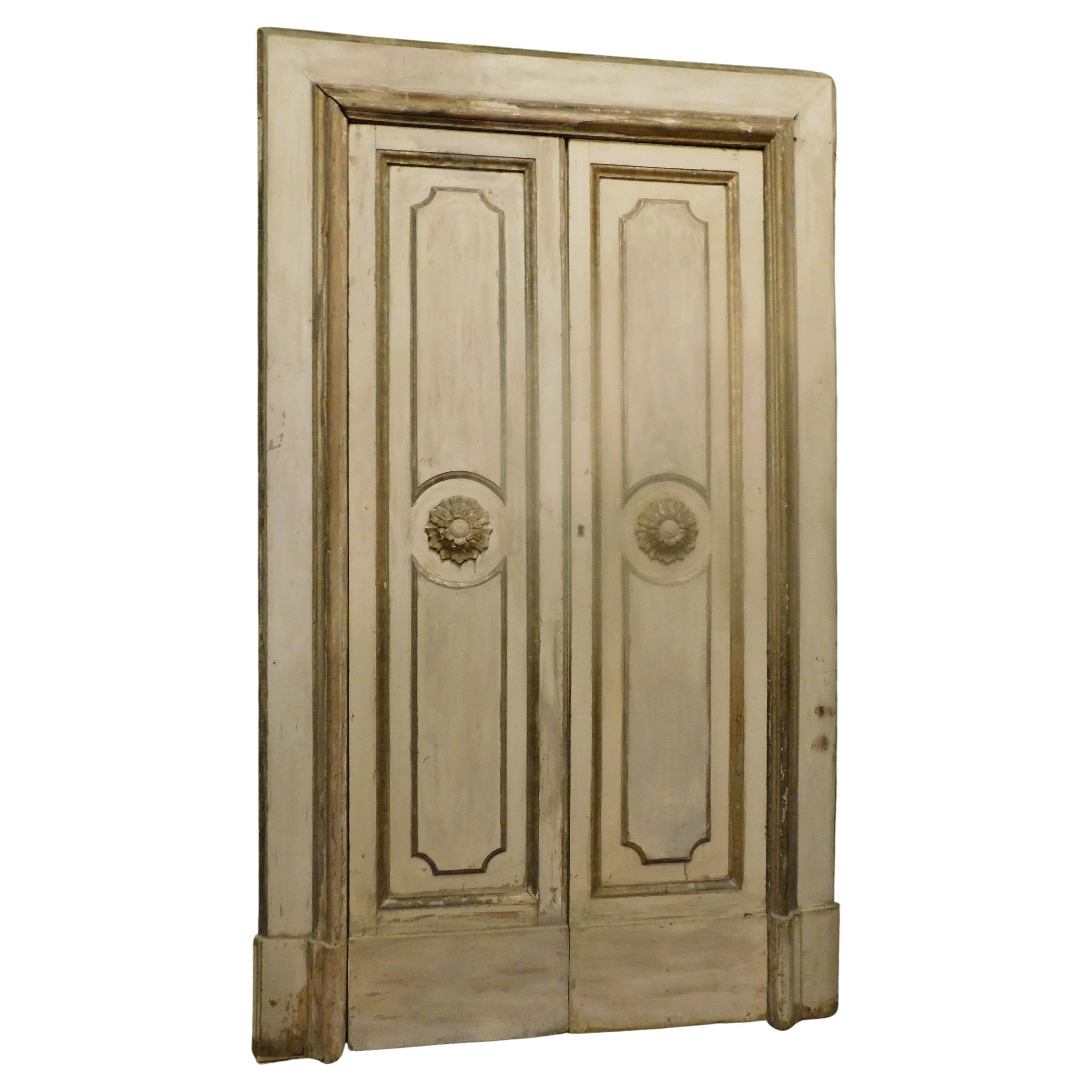 Set of 2 Antique Beige and Gold Lacquered Double Doors, Early 19th Century Italy For Sale