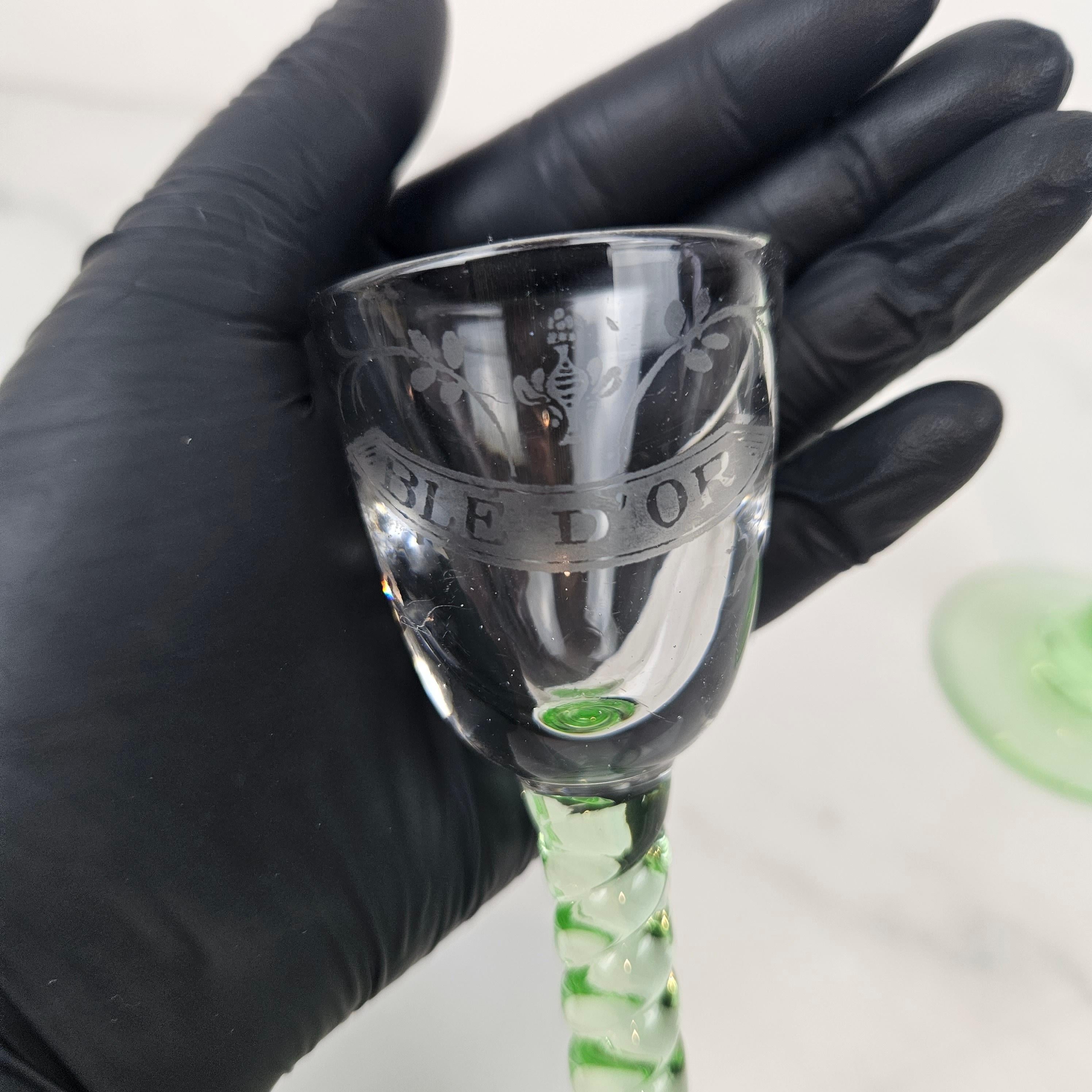 Dutch Set of 2 Antique “Blé d’Or” Engraved Jenever Glasses with Twisted Stem, 1900's For Sale