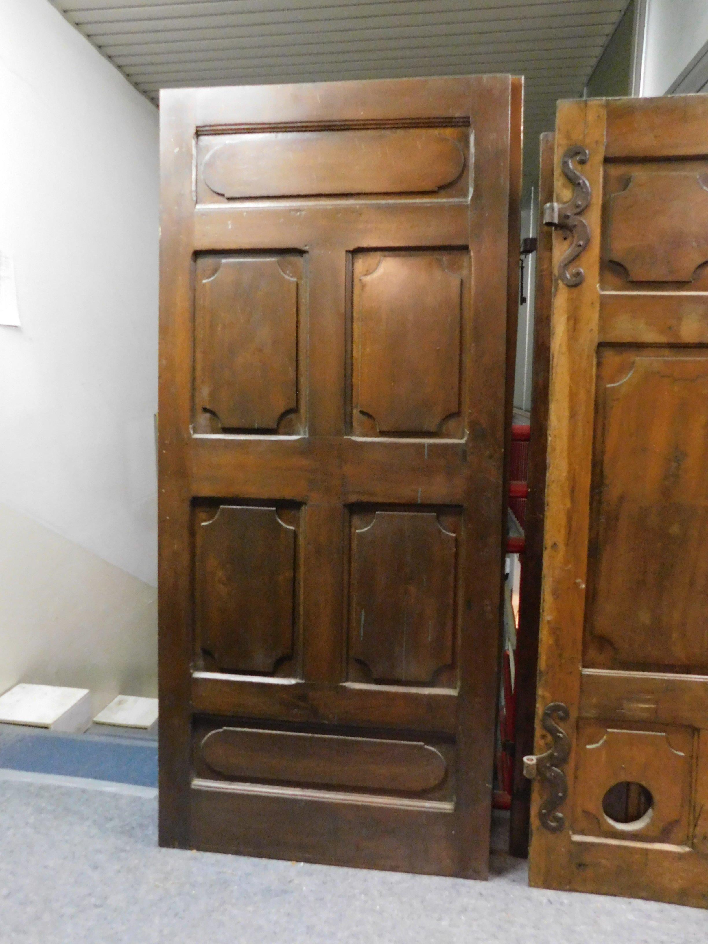 Set of 2 Antique Brown Walnut Doors, Carved Panels, 18th Century, Italy In Good Condition For Sale In Cuneo, Italy (CN)