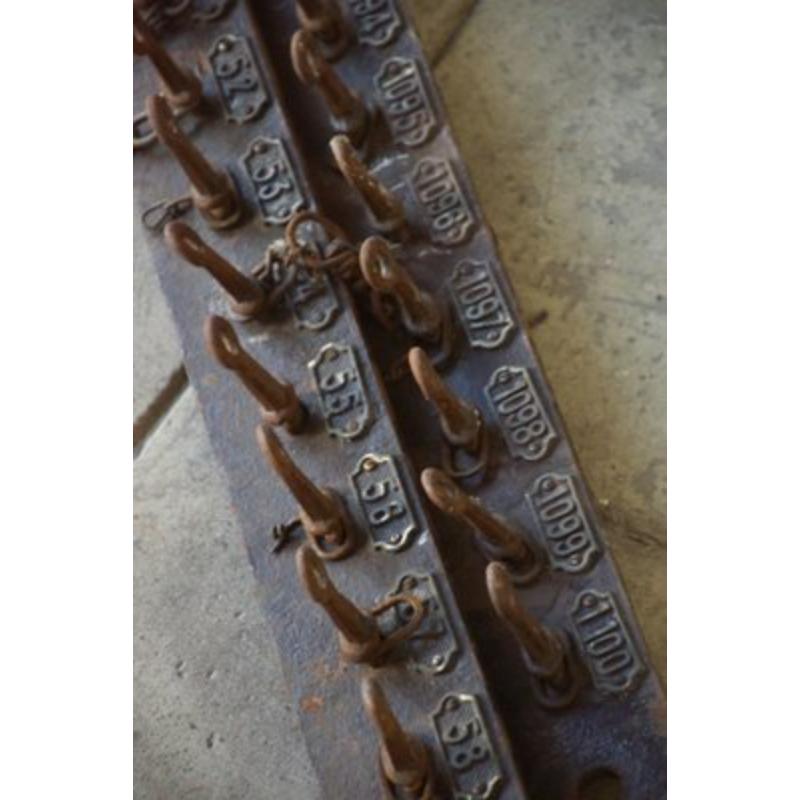 Ensemble de 2 casiers anciens en fonte, années 1900

Vintage Design
Portes en fonte dans leur patine d'origine.
X2 longueurs de 4m pour un total de 790cm

Informations complémentaires :
MATERIAL : Fonte
Couleur : marron
Période de conception : 1890