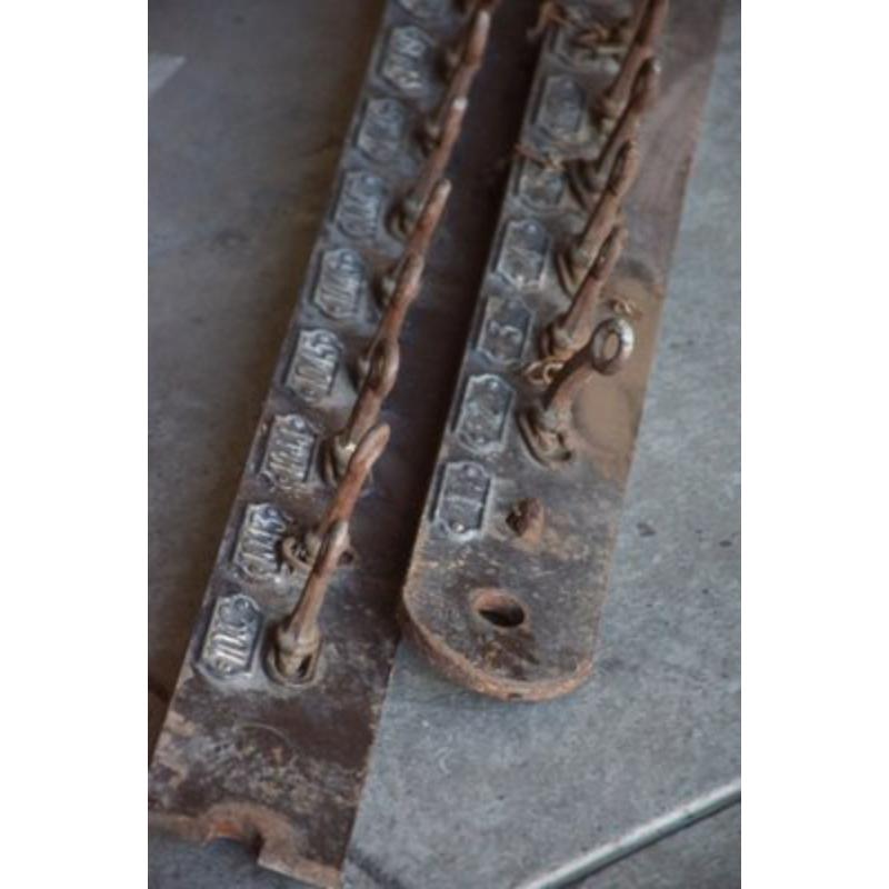 Français Ensemble de 2 casiers anciens en fonte, années 1900 en vente