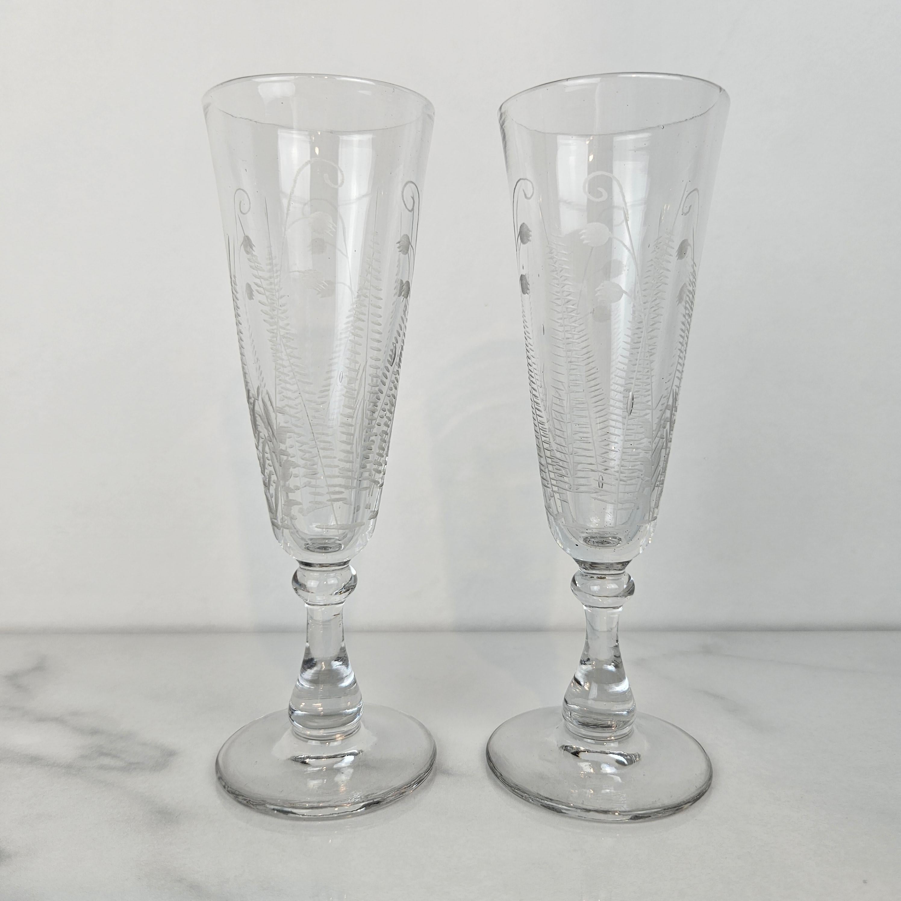 Dieses elegante Set von Champagnerflöten strahlt zeitlose Raffinesse aus, datiert um 1880.
Jedes Glas ist mit einem floralen Motiv handgeätzt, das das Licht wunderschön einfängt. 
Die fein geformten Stiele verleihen einen Hauch von klassischem