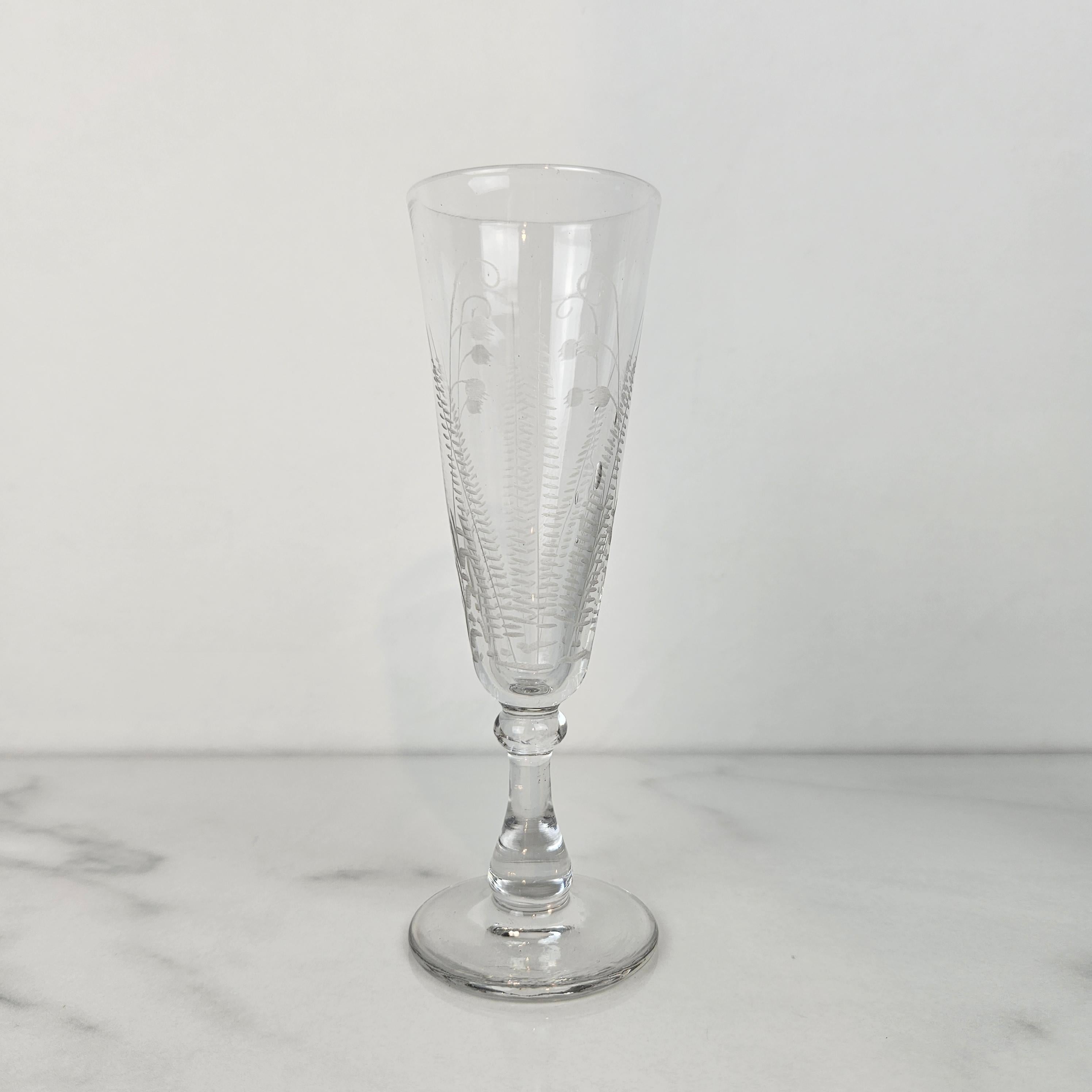 Satz von 2 antiken Champagnerflöten mit geätztem Blumenmuster, CIRCA 1880er Jahre (Romantik) im Angebot