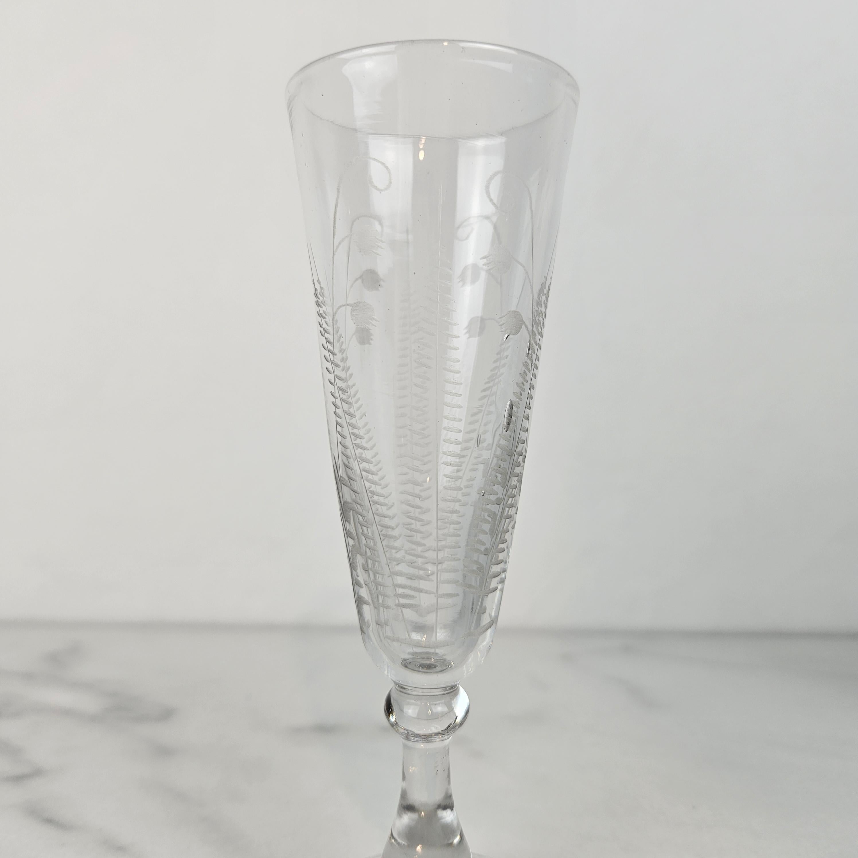 Satz von 2 antiken Champagnerflöten mit geätztem Blumenmuster, CIRCA 1880er Jahre (Französisch) im Angebot