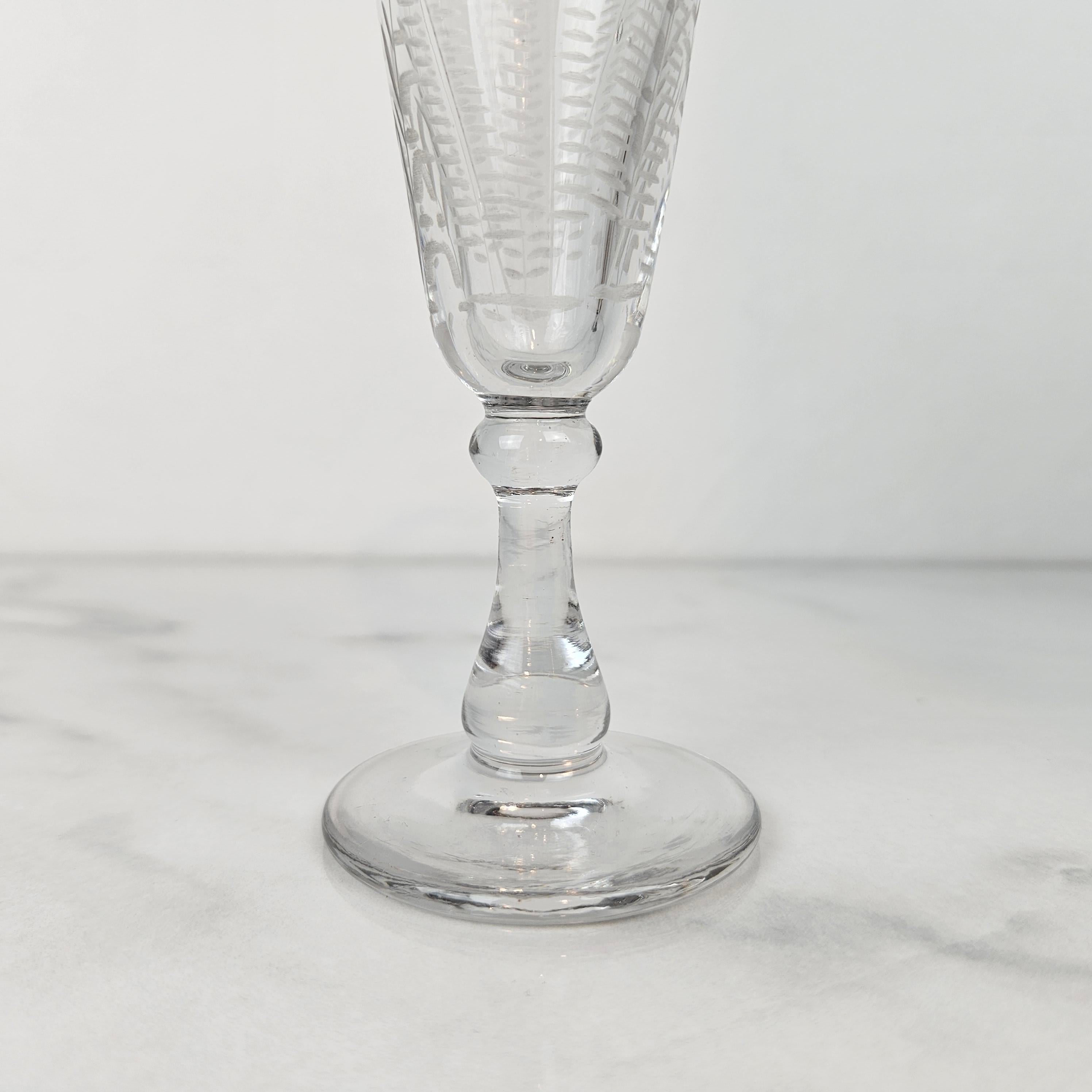 Satz von 2 antiken Champagnerflöten mit geätztem Blumenmuster, CIRCA 1880er Jahre (Handgefertigt) im Angebot