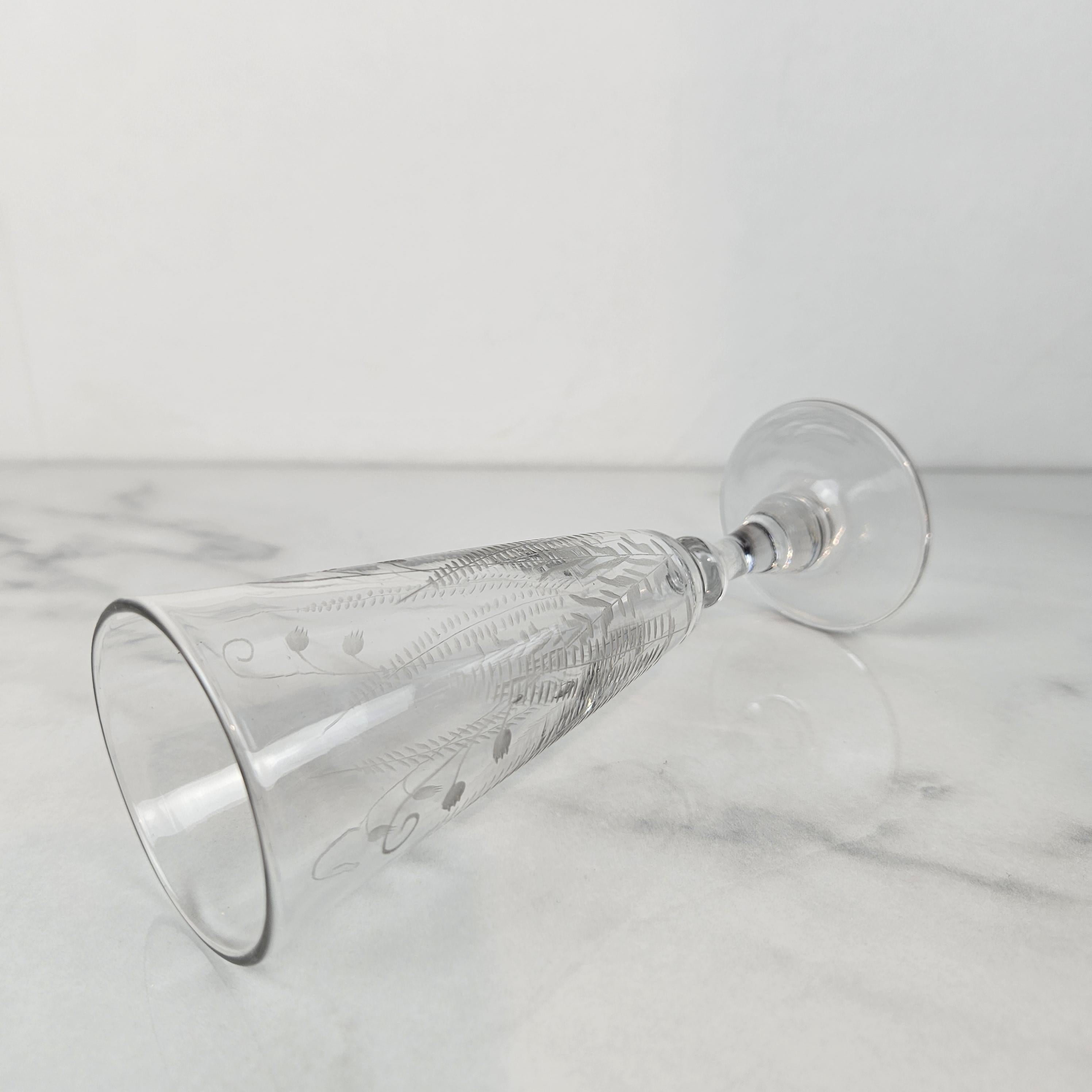 Satz von 2 antiken Champagnerflöten mit geätztem Blumenmuster, CIRCA 1880er Jahre im Zustand „Gut“ im Angebot in Oud Beijerland, NL