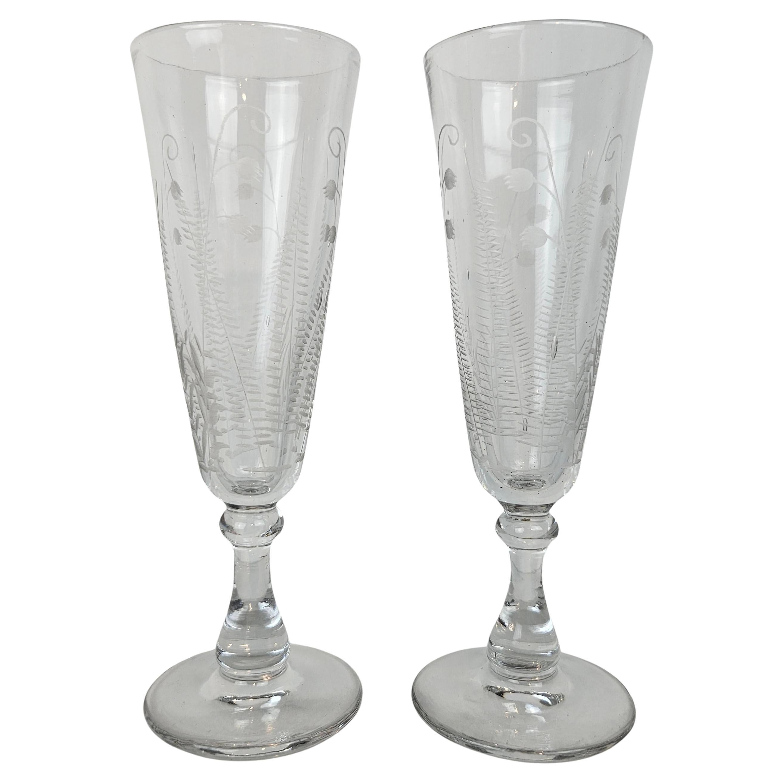 Satz von 2 antiken Champagnerflöten mit geätztem Blumenmuster, CIRCA 1880er Jahre