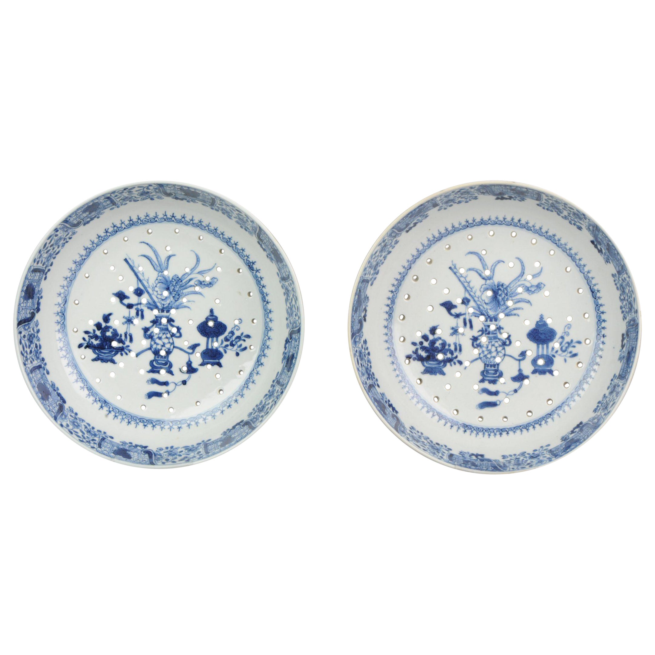 Lot de 2 passoires chinoises anciennes Porcelaine Dynastie Qing, 1750
