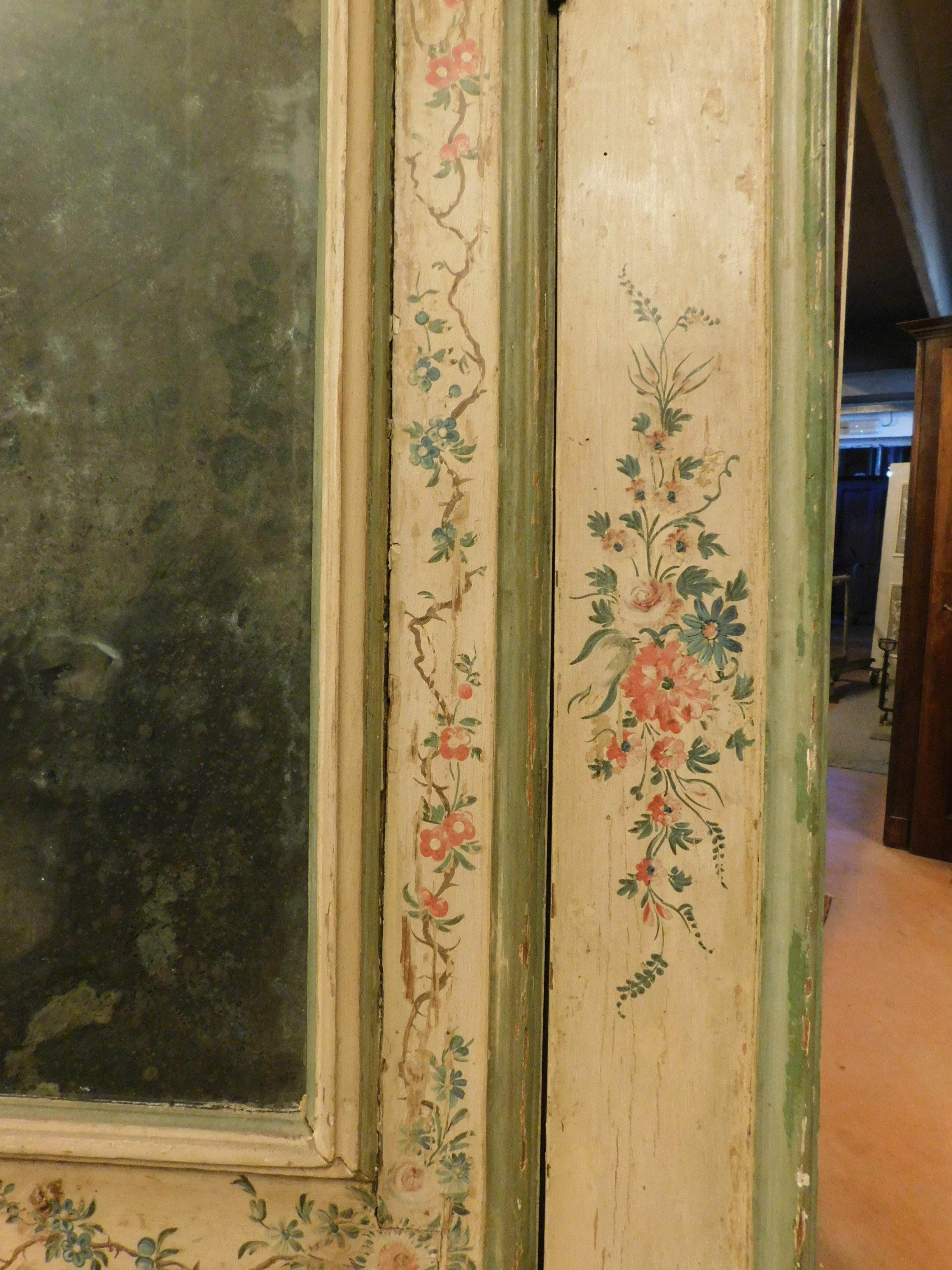 Set of 2 Antique Doors Richly Painted Colorful Flowers and Mirror, 1700, Italy In Good Condition In Cuneo, Italy (CN)