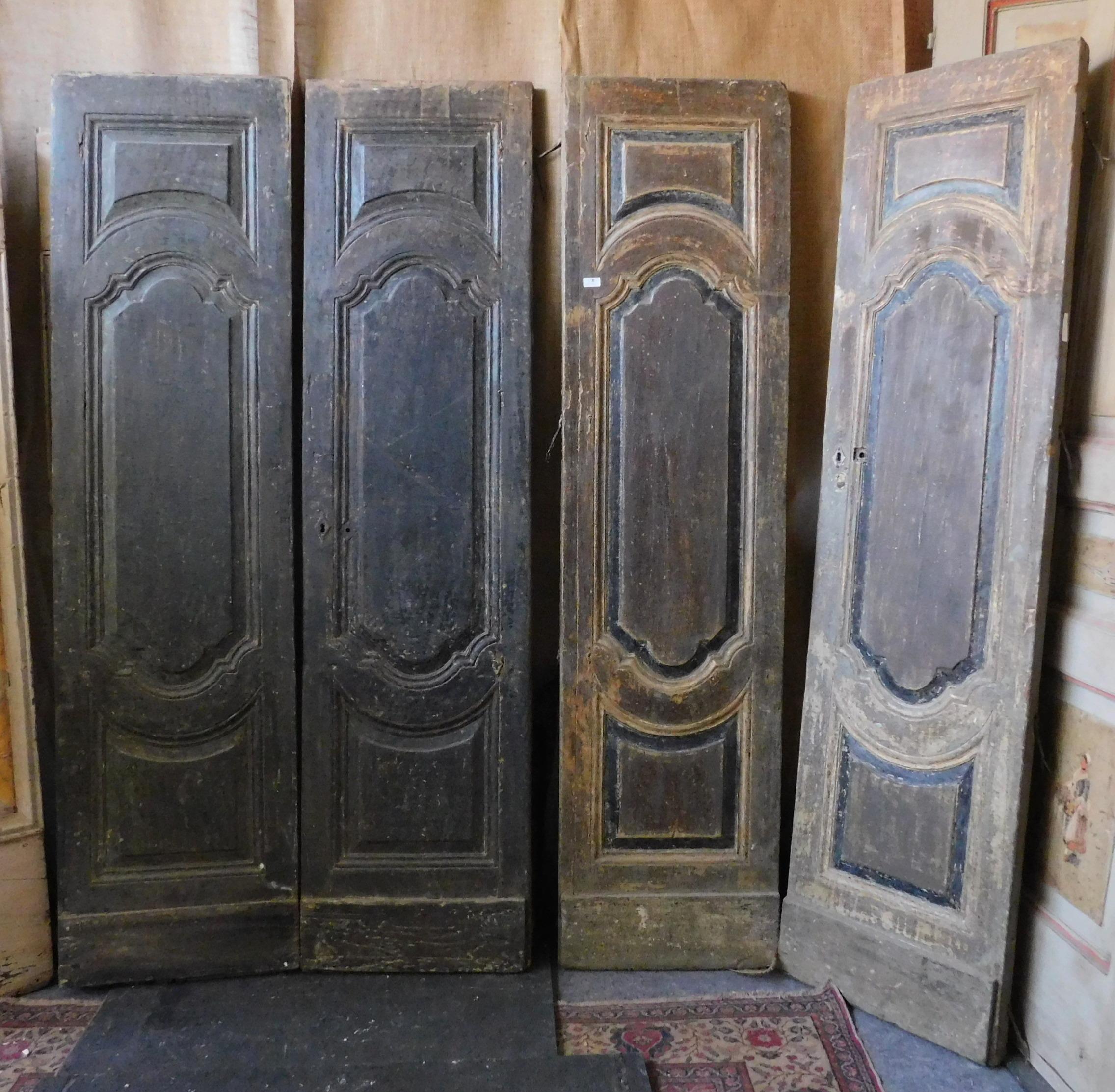 Set of 2 antique double-wing interior doors, hand-lacquered in shades of black and gray, with wavy panel and also finished on the back, sculpted and lacquered by hand, in the early 18th century for a villa in Rome ( Italy).
Beautiful in the set of