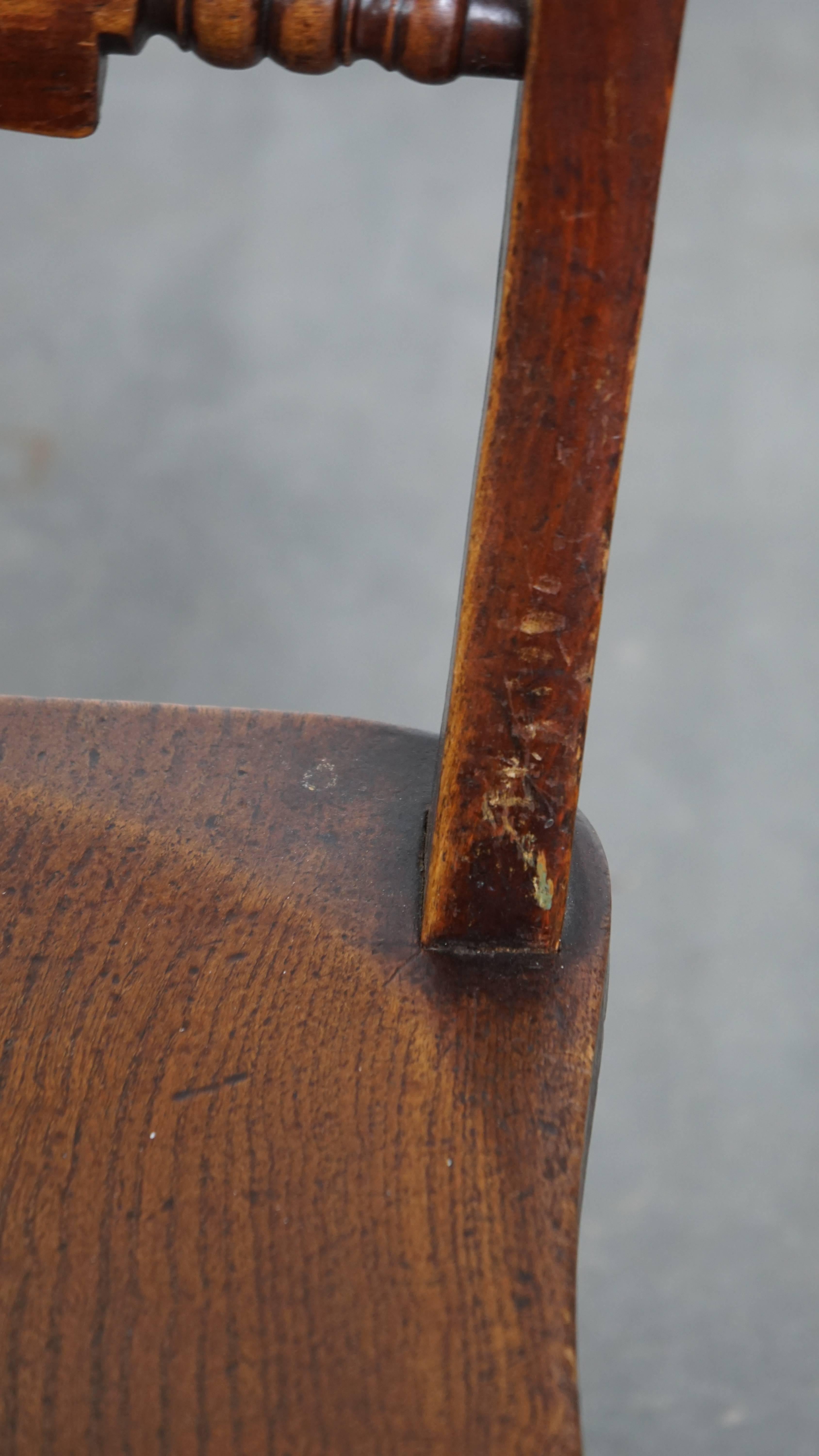Set di 2 sedie inglesi d'epoca con lavorazione in legno in vendita 4