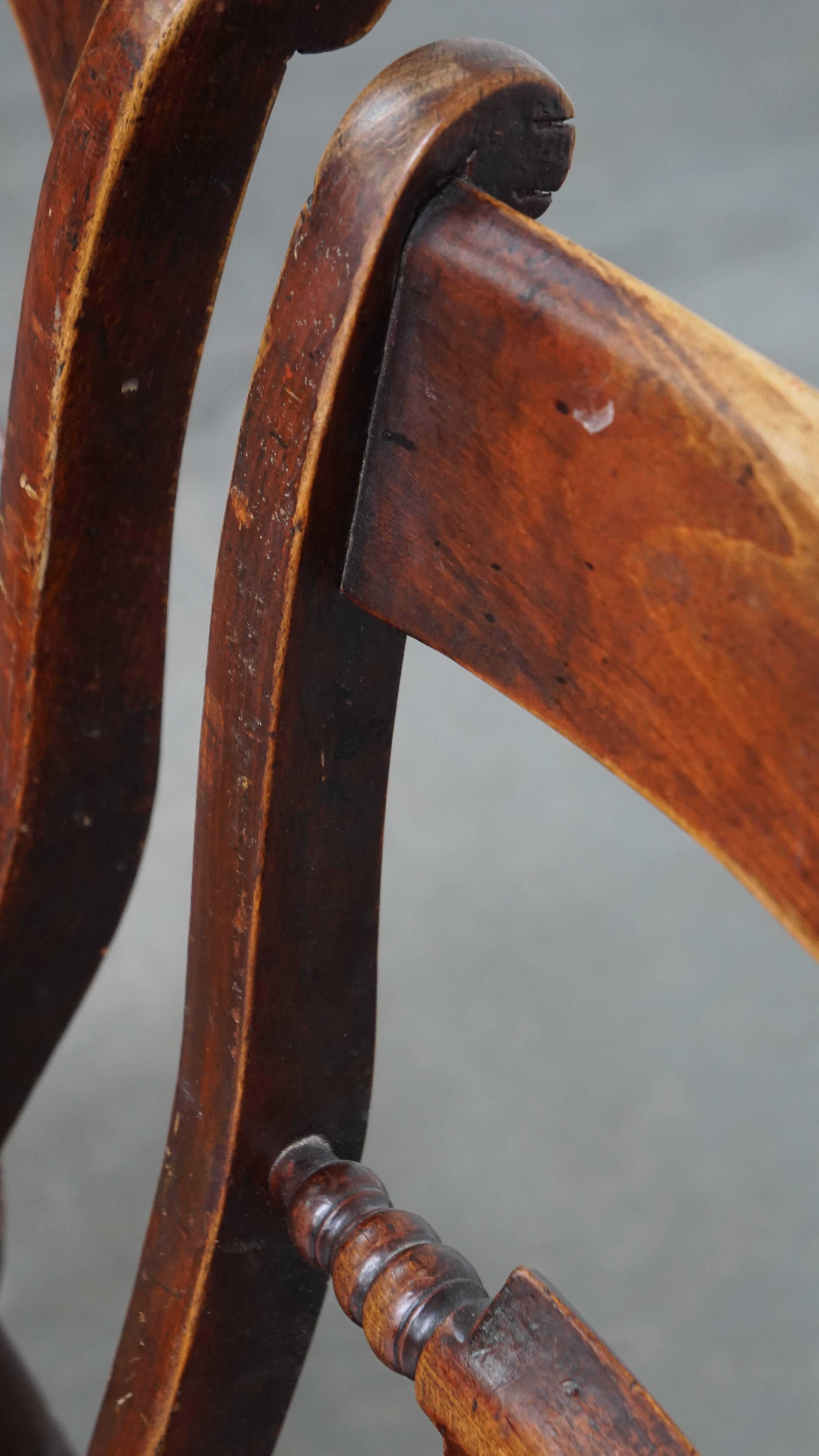 Set di 2 sedie inglesi d'epoca con lavorazione in legno in vendita 5