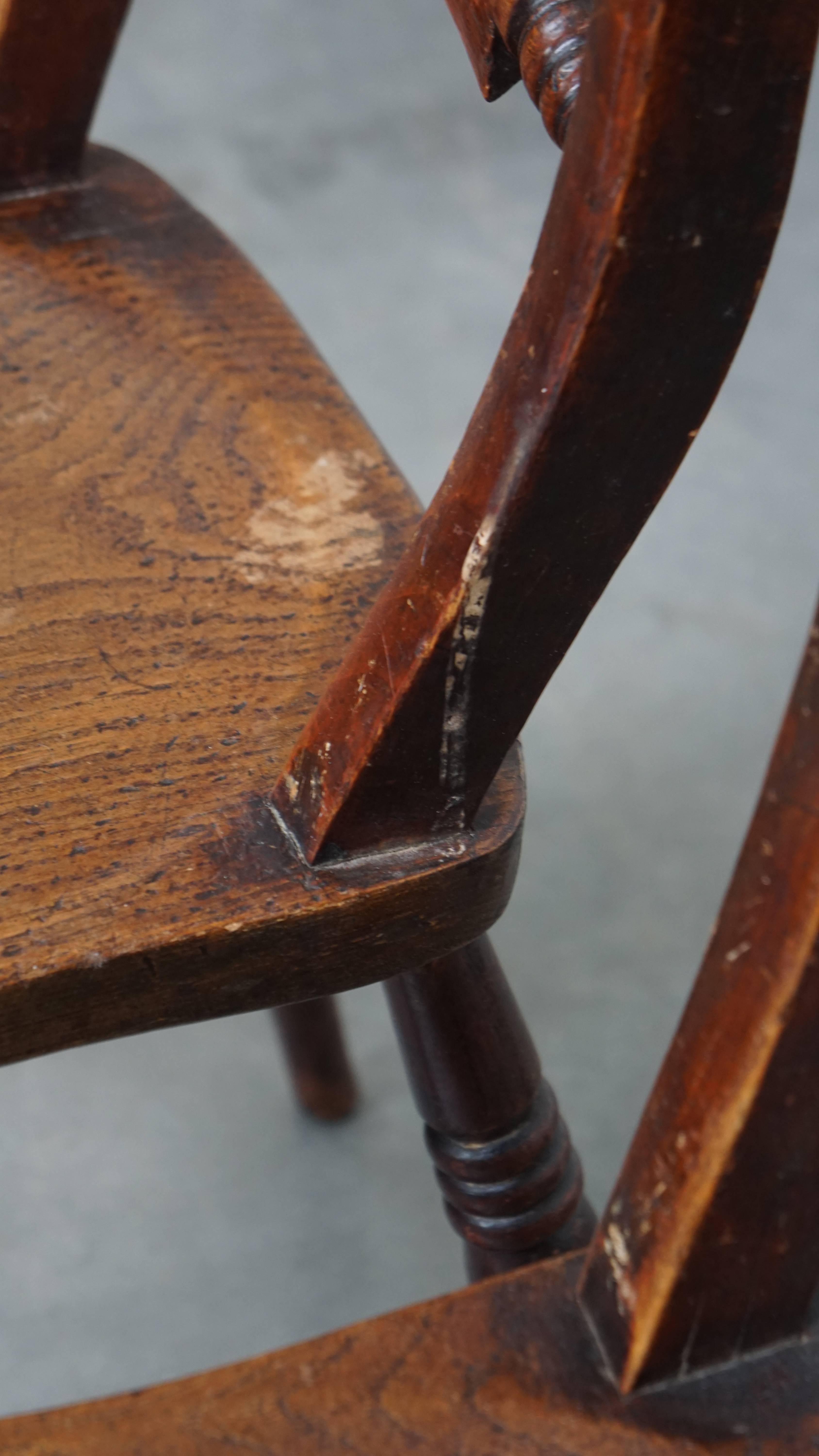 Set di 2 sedie inglesi d'epoca con lavorazione in legno in vendita 6
