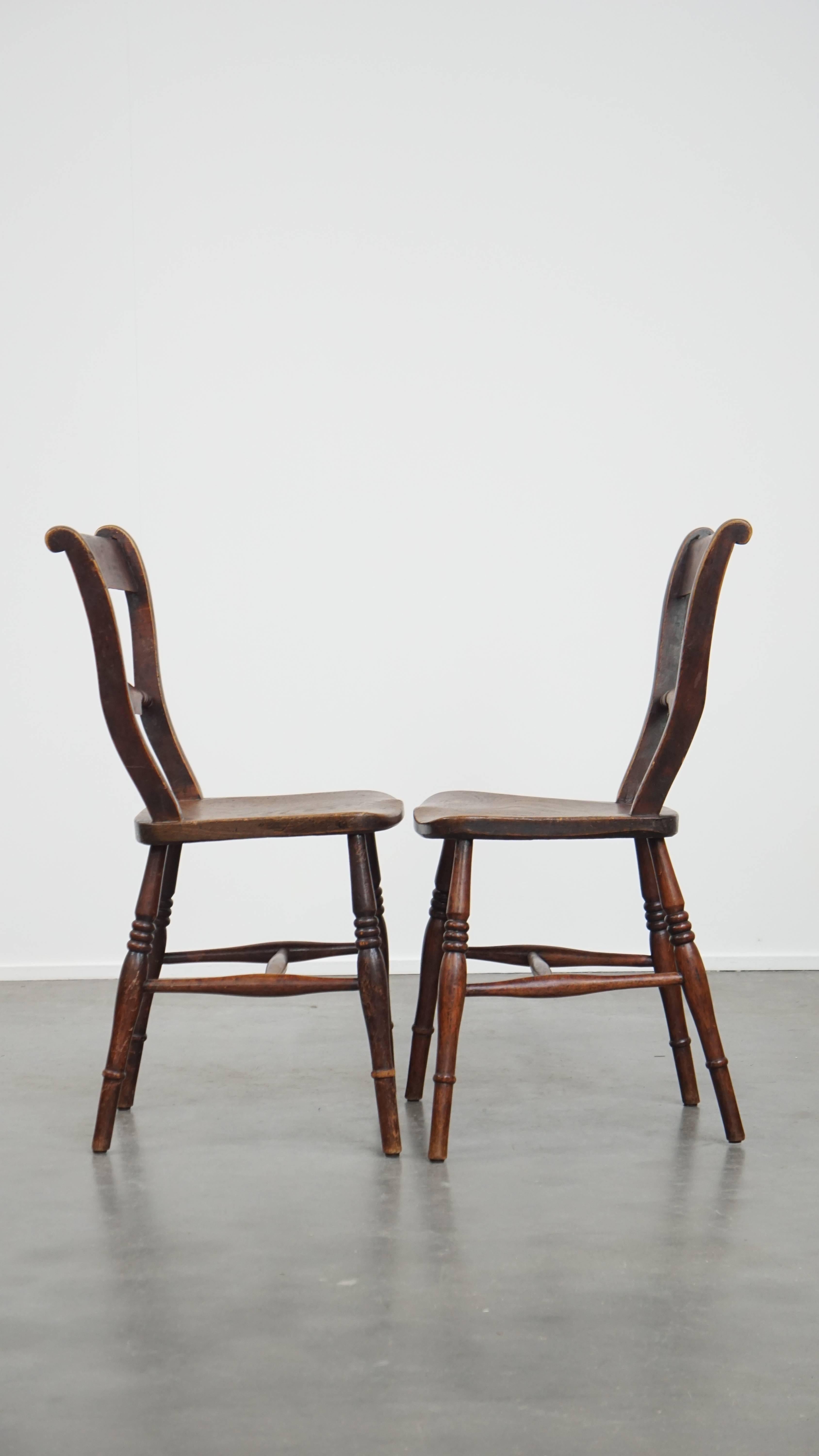 In questo caso si tratta di un elegante set di 2 sedie inglesi antiche con una bella lavorazione del legno e toni caldi. Questo meraviglioso set di 2 sedie da pranzo/cucina antiche inglesi può essere collocato facilmente sia in ambienti moderni che