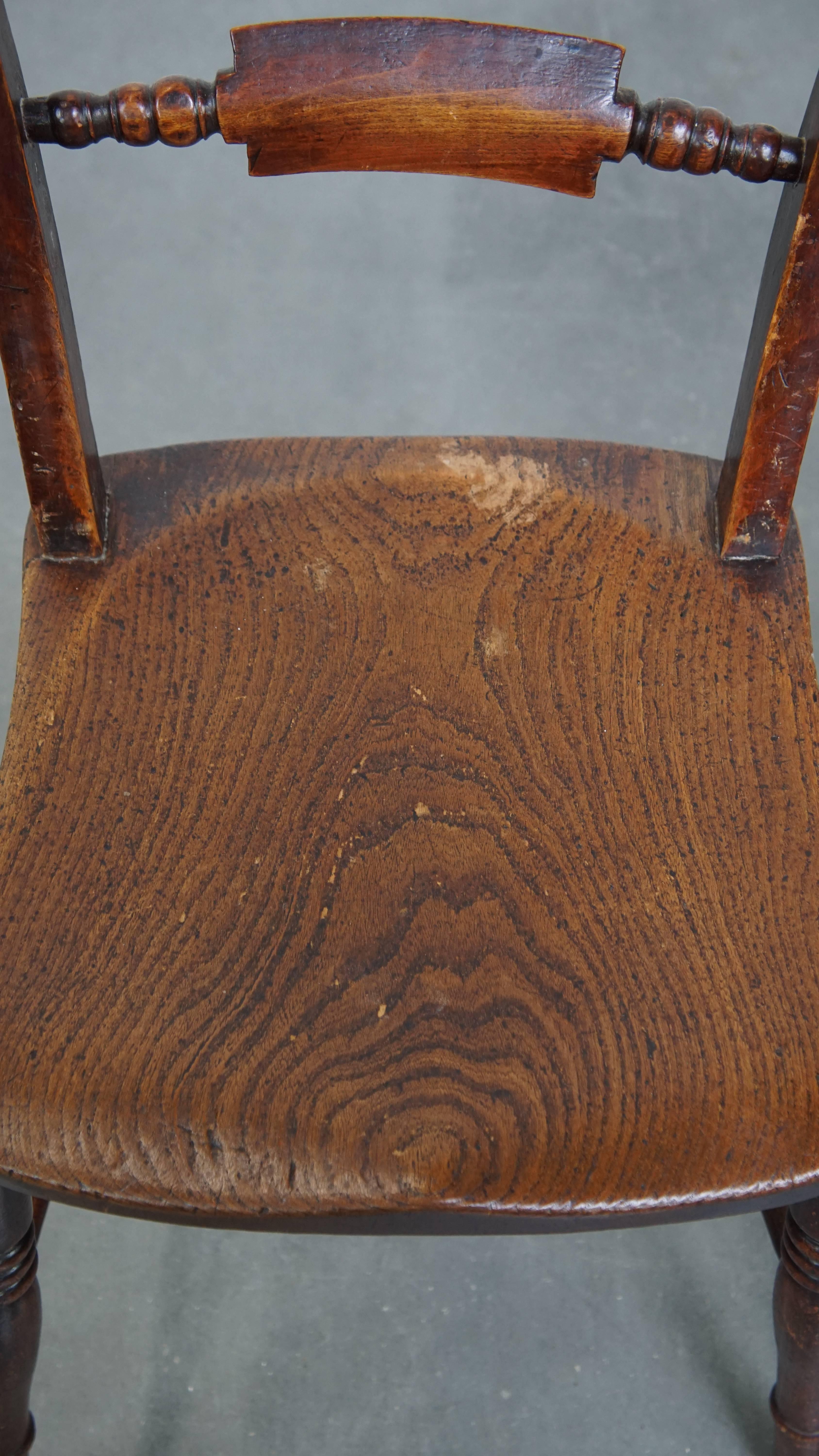 Set di 2 sedie inglesi d'epoca con lavorazione in legno In condizioni discrete in vendita a Harderwijk, NL