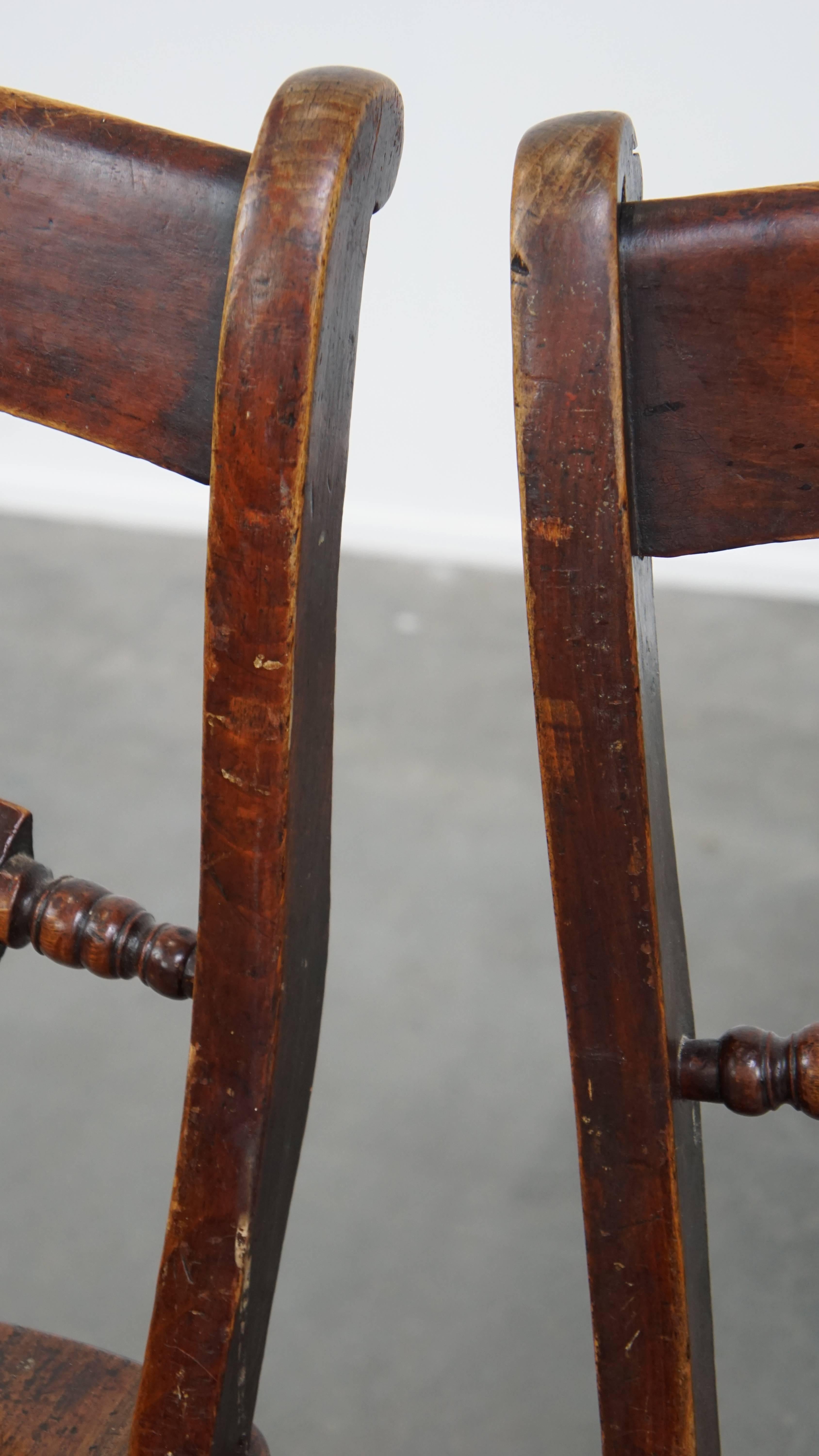 Legno Set di 2 sedie inglesi d'epoca con lavorazione in legno in vendita