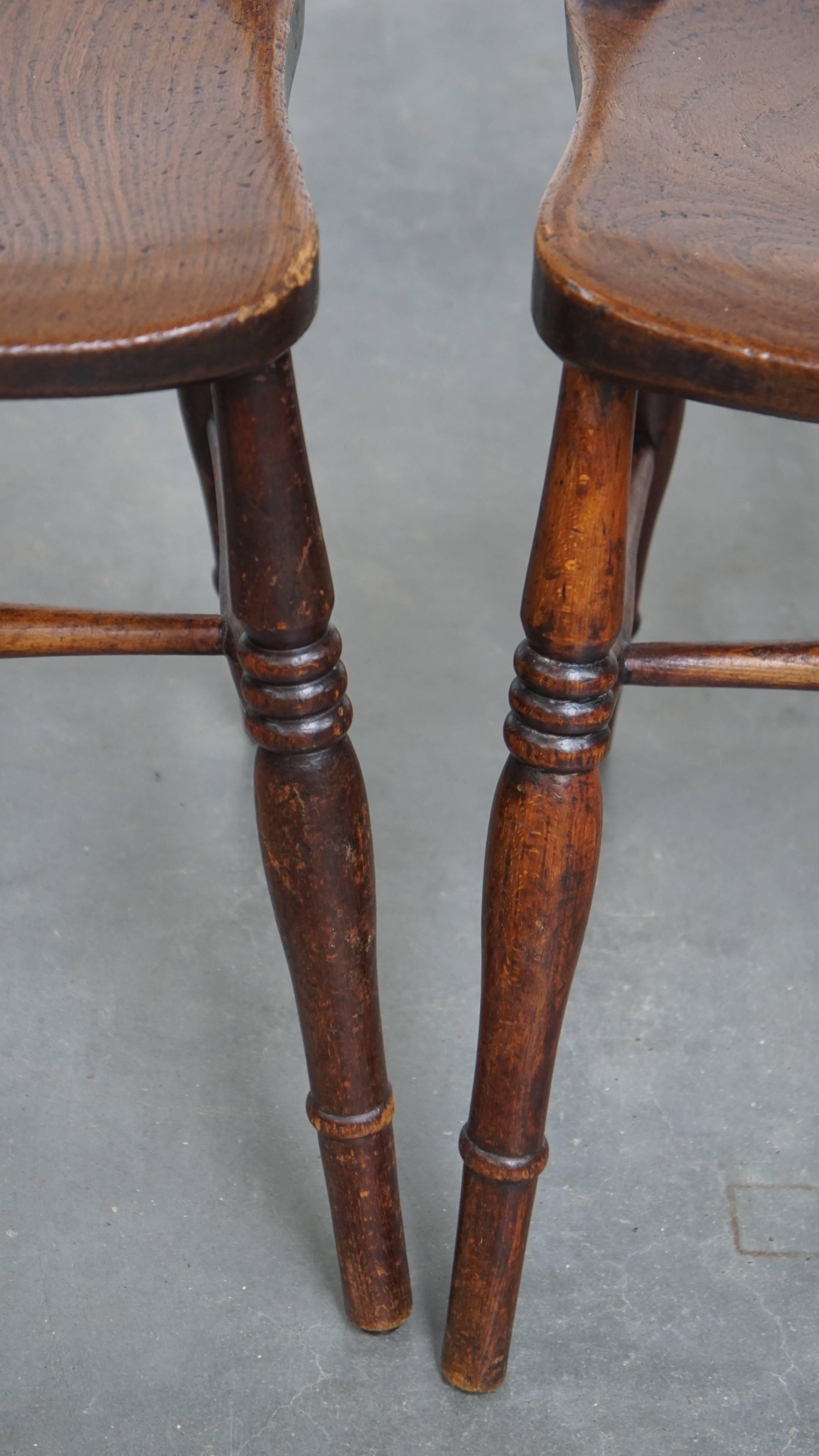 Set di 2 sedie inglesi d'epoca con lavorazione in legno in vendita 1
